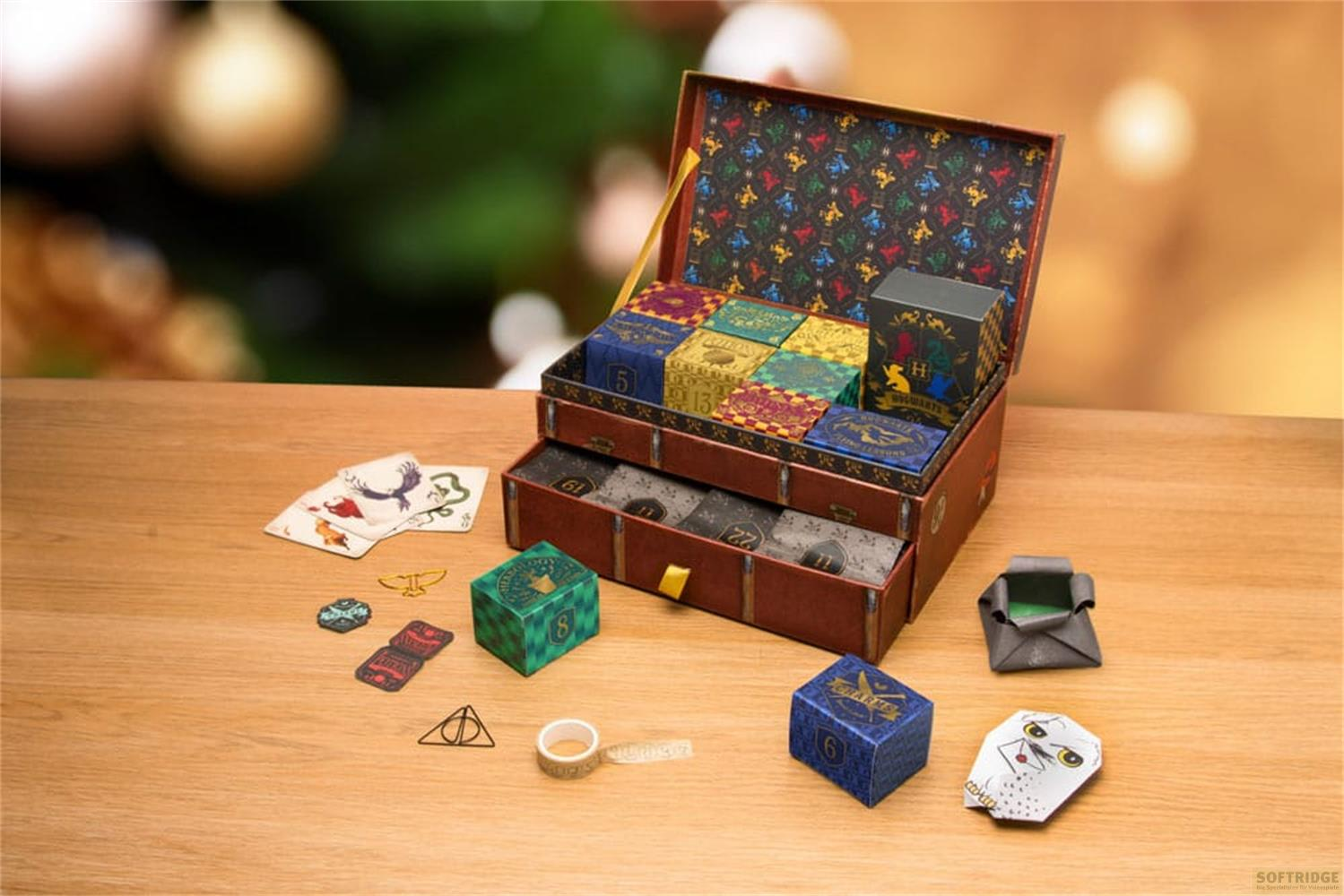 Calendario de adviento de Harry Potter con muchas cajas pequeñas, cartas y figuras de origami.