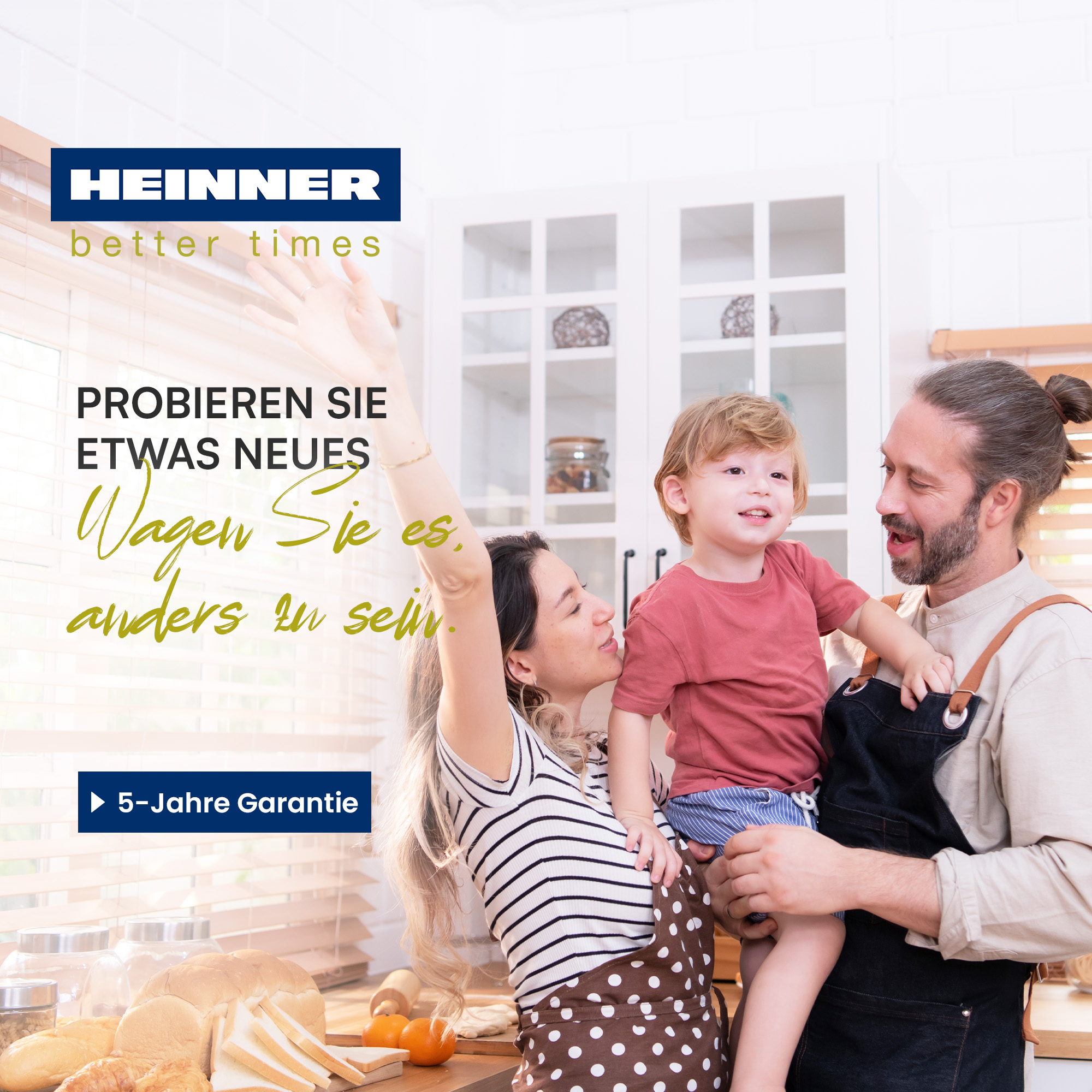 Familie in Küche mit Brot, Heinner Logo und Garantie-Hinweis.