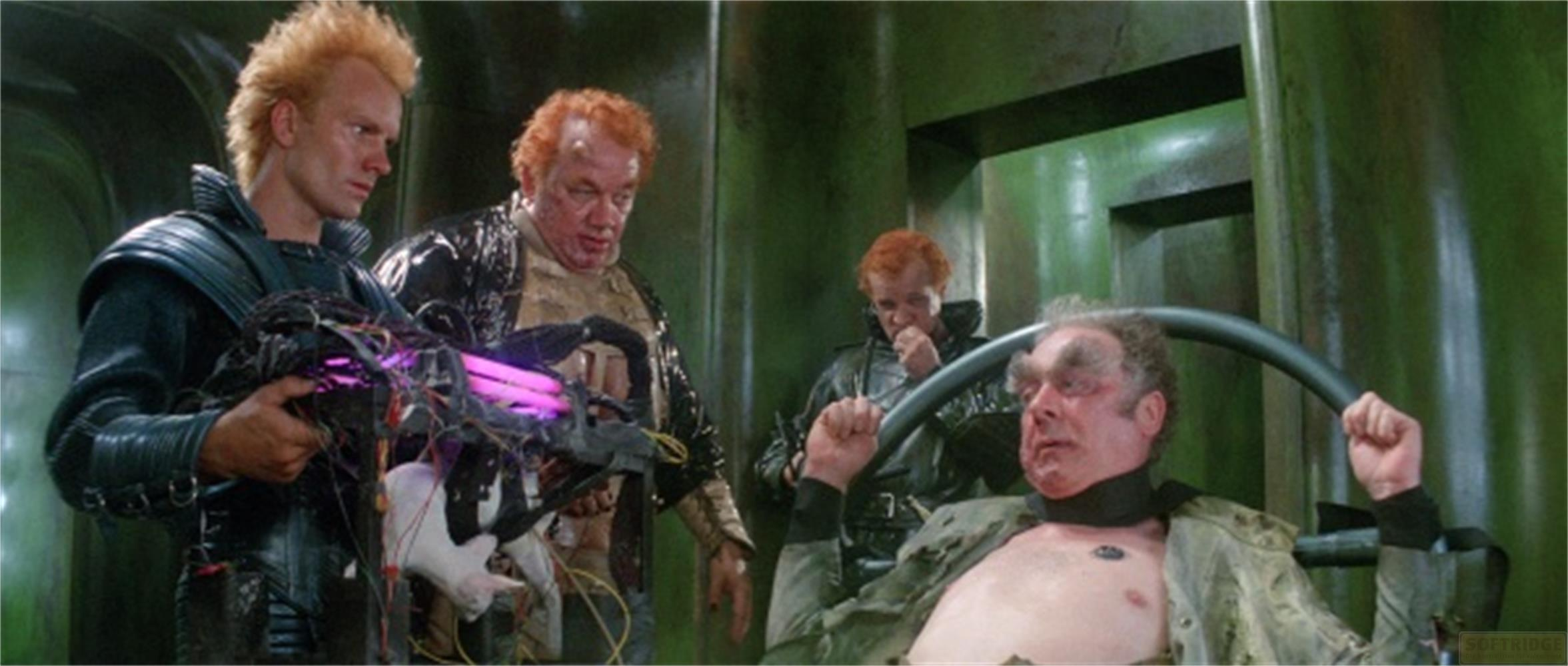 Quattro uomini in abiti futuristici, uno tiene un'arma viola luminosa. Sfumature verdi dominano la scena.
