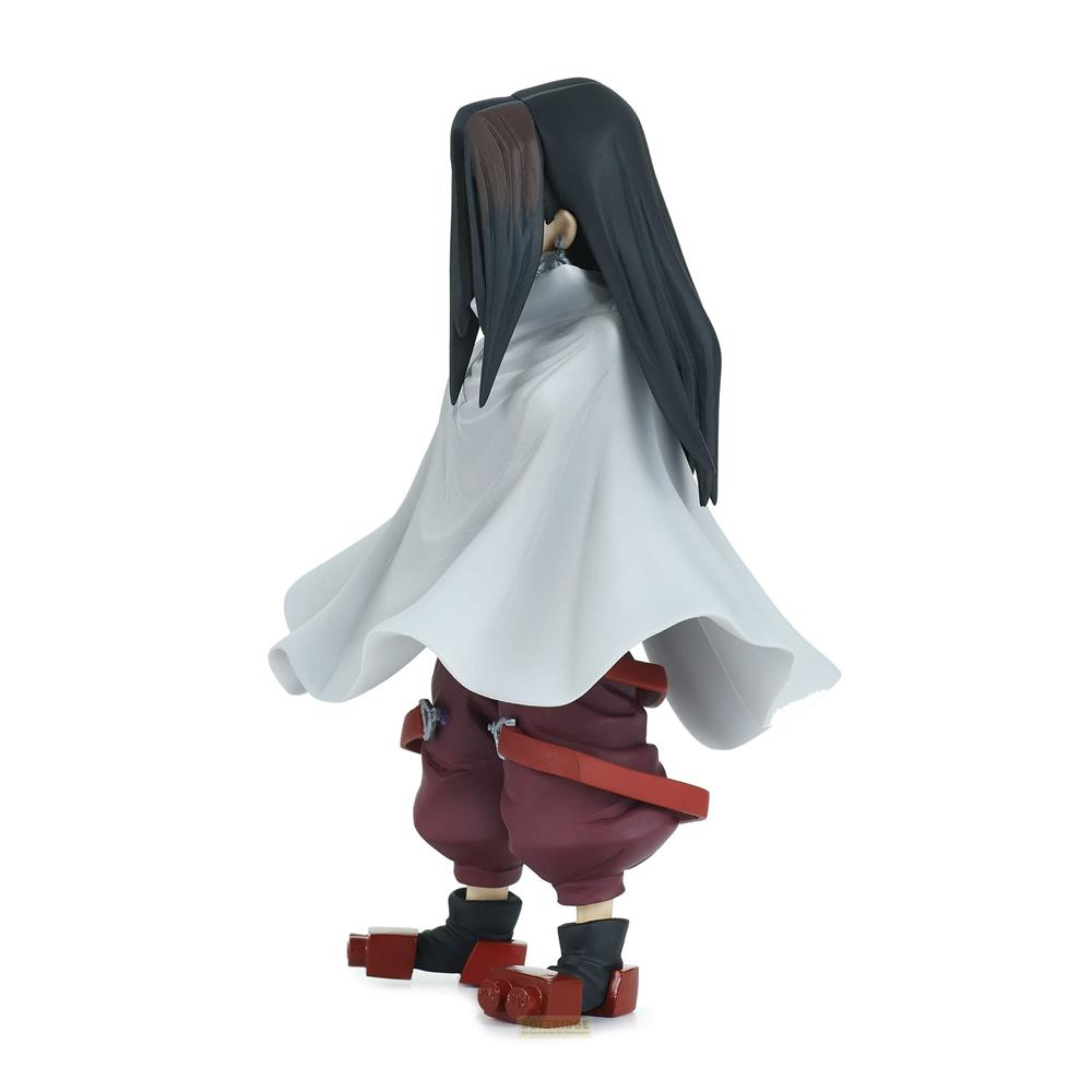 Eine Anime-Figur mit langen schwarzen Haaren, weißem Umhang, roten Hosen und schwarzen Stiefeln.