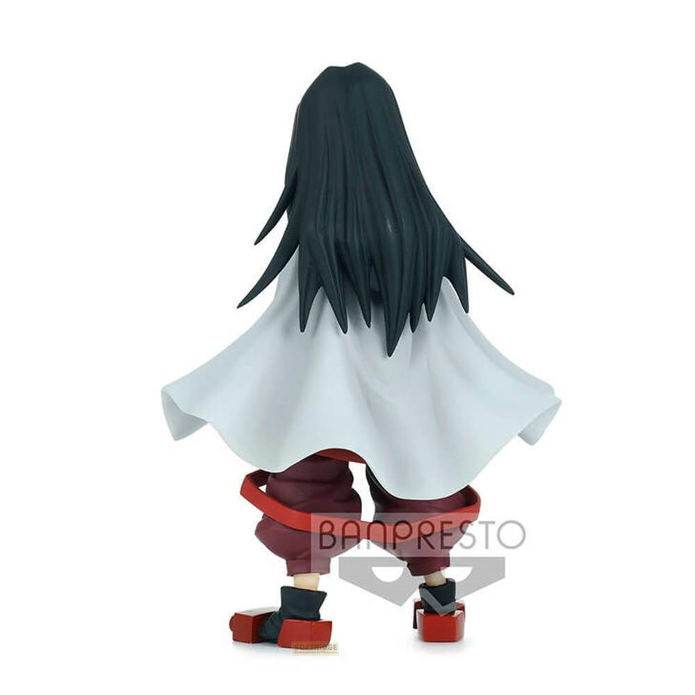 Eine Figur mit langen schwarzen Haaren, weißem Umhang, roten Hosen und roten Schuhen.