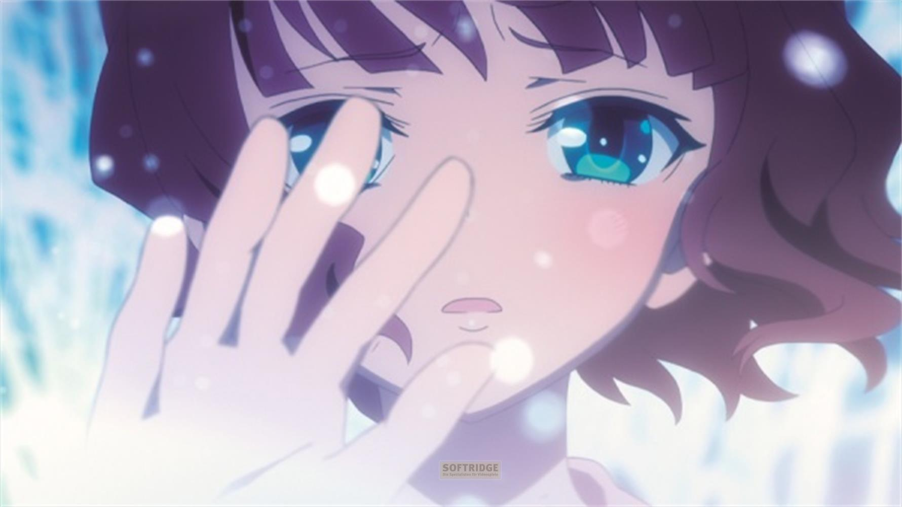Ragazza anime con capelli viola e occhi blu, mano davanti al viso.
