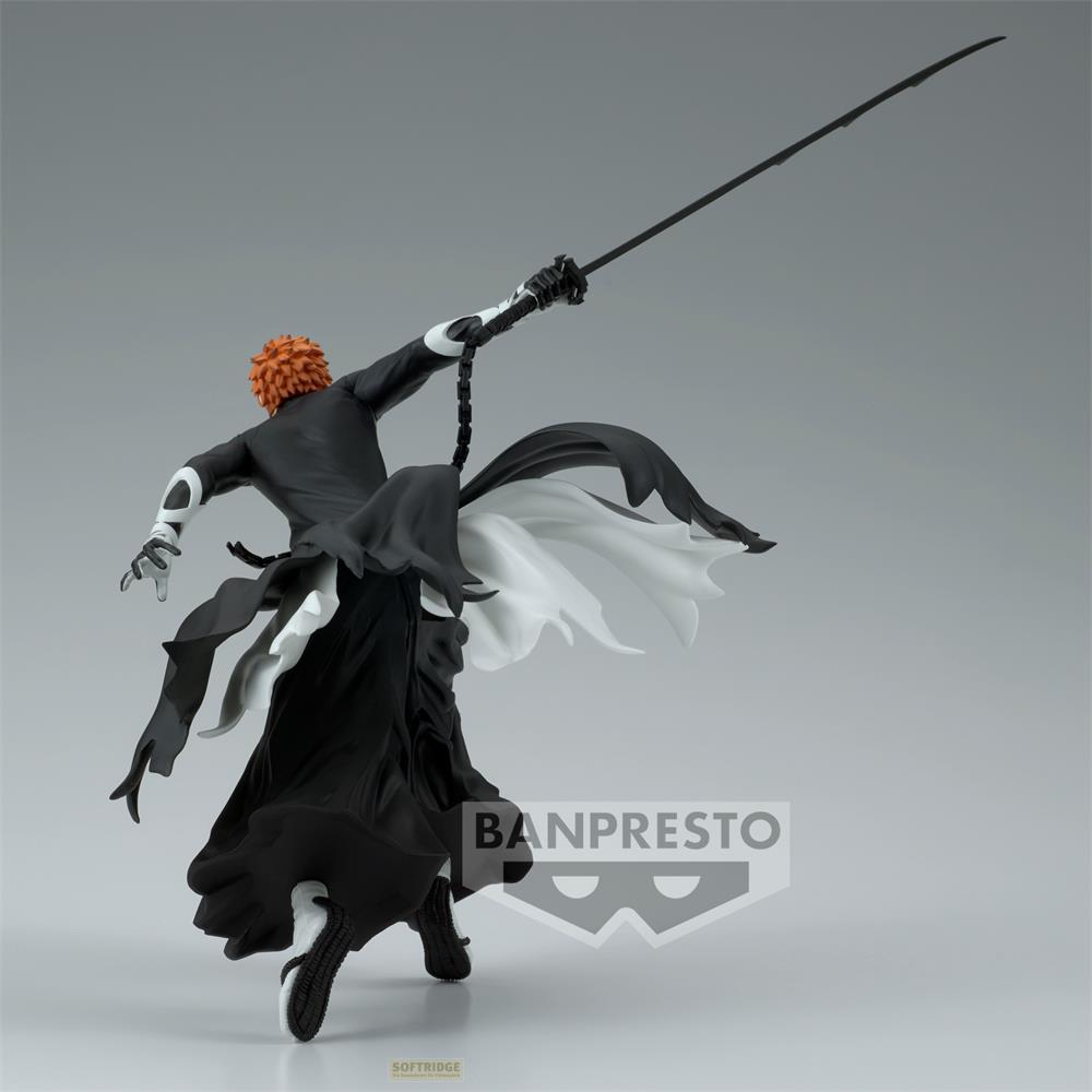 Eine Figur mit orangefarbenem Haar, die ein schwarzes Gewand und ein Schwert trägt.