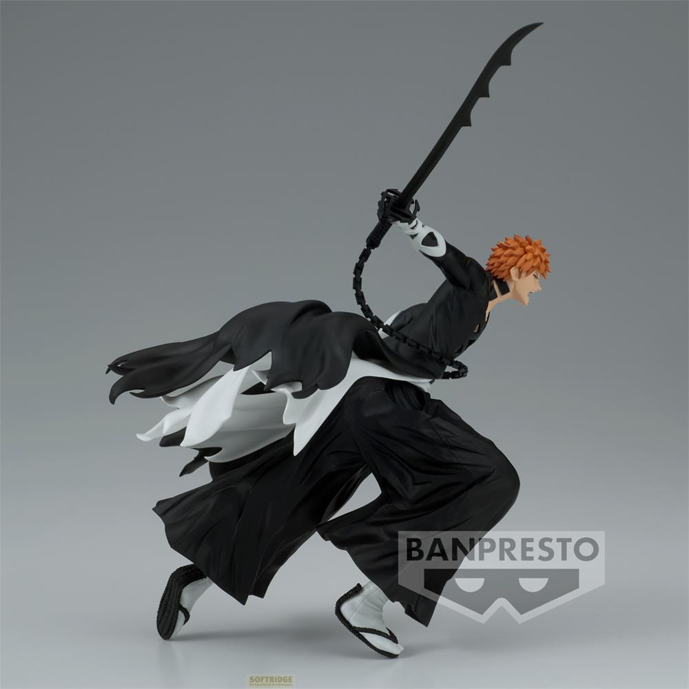 Eine Actionfigur eines Mannes mit orangefarbenem Haar und einem schwarzen Umhang, der ein Schwert schwingt.
