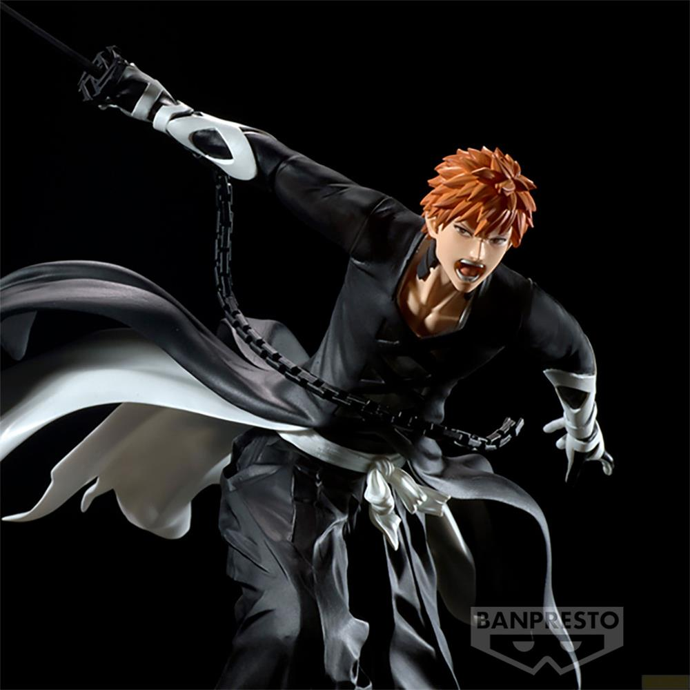 Eine Anime-Figur mit orangefarbenem Haar, die ein schwarzes Outfit und ein Schwert trägt.