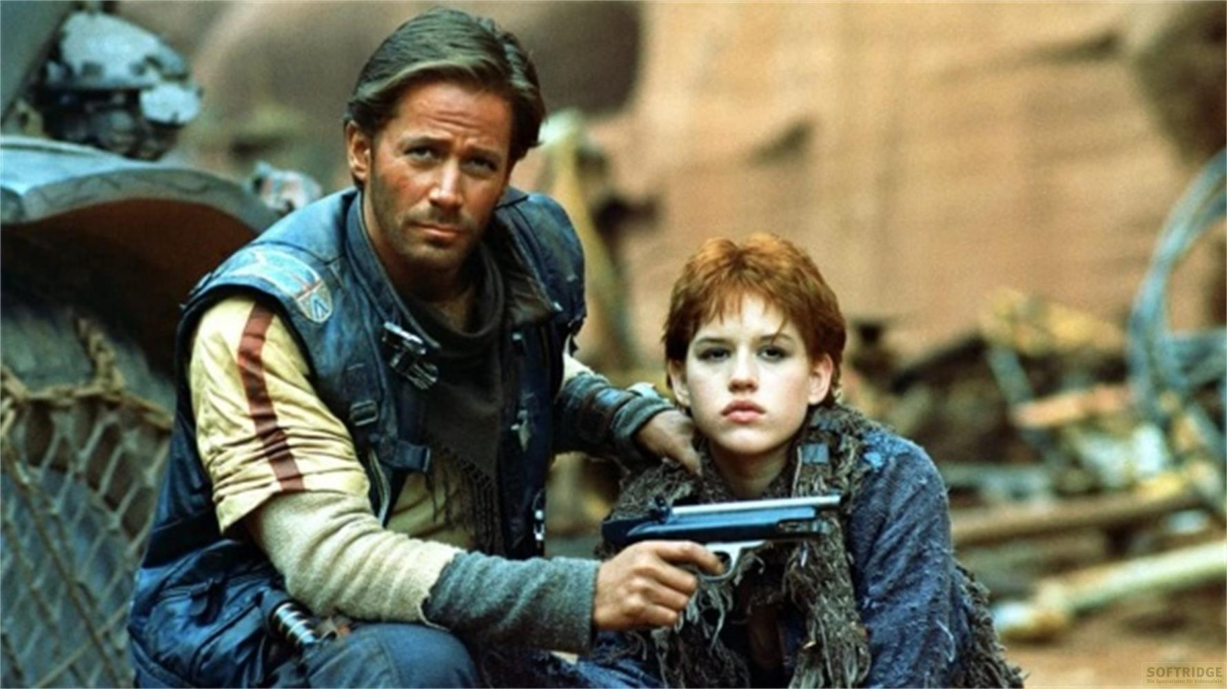 Un uomo e una ragazza con una pistola in un ambiente post-apocalittico.
