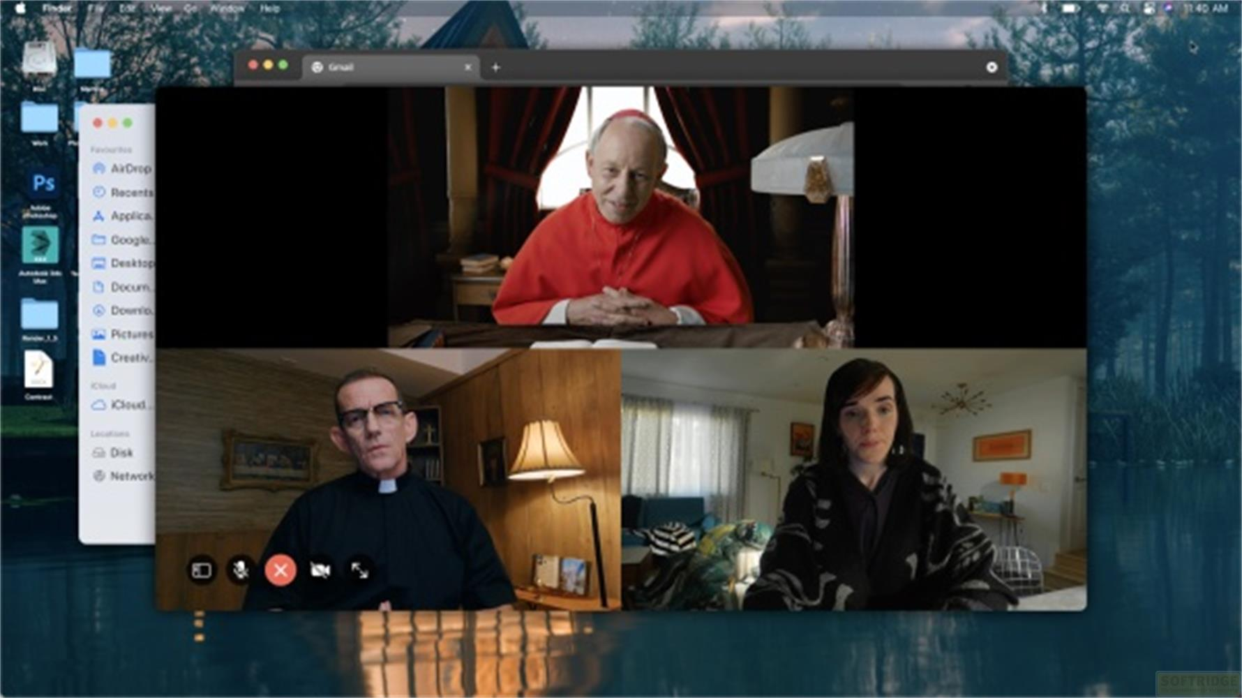 Una videochiamata con tre persone: un cardinale, un prete e una donna.