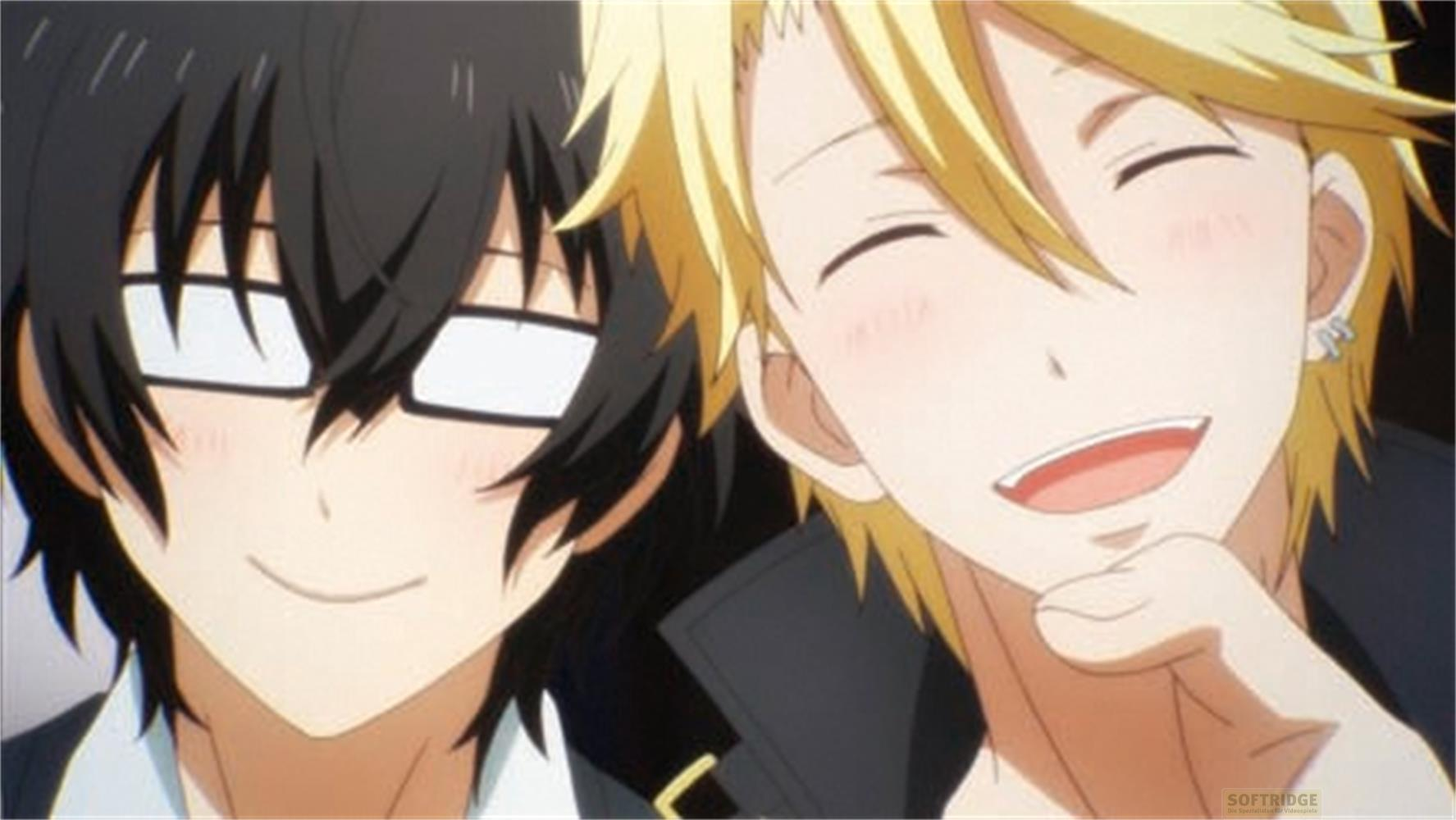 Due ragazzi anime con capelli di colori diversi sorridono. Quello a sinistra ha capelli neri e occhiali.