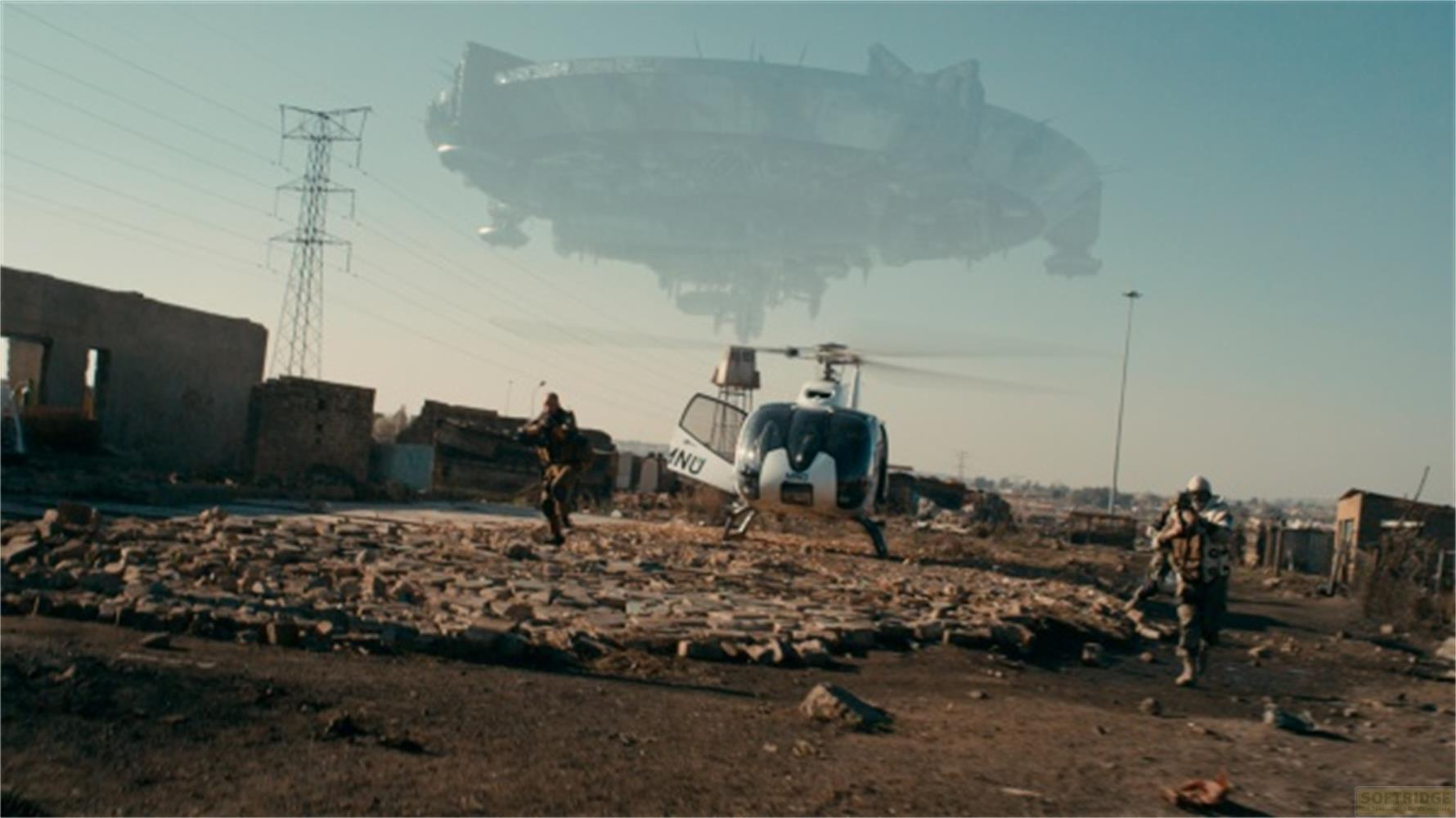 Un UFO incombe su un elicottero e soldati in una città distrutta.