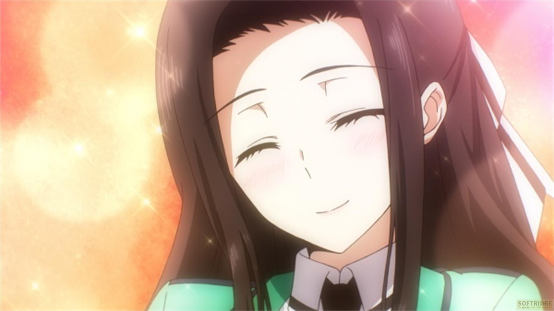 Ragazza anime con lunghi capelli castani e occhi chiusi sorride.