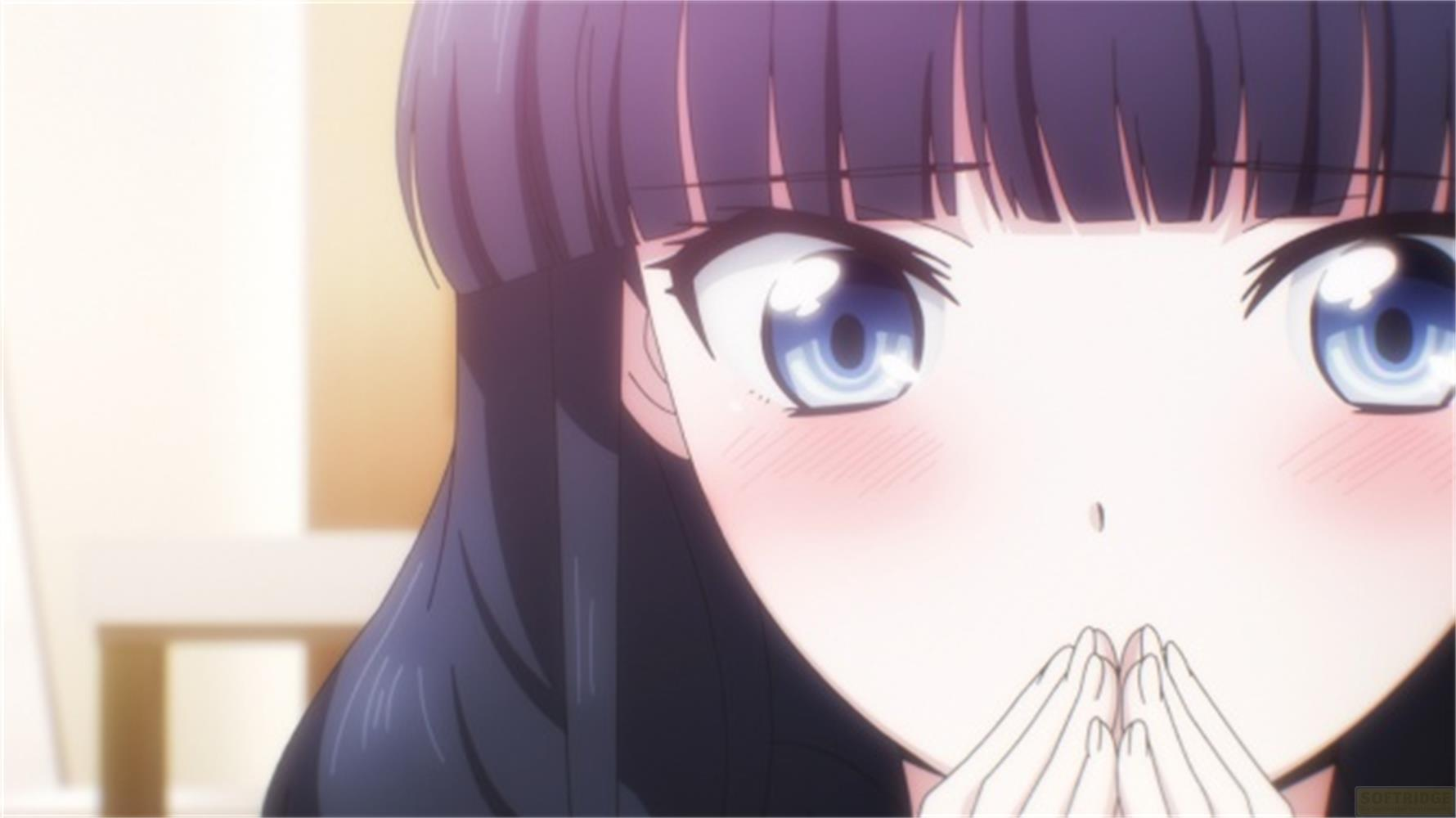 Ragazza anime con capelli viola e occhi blu, mani davanti alla bocca, arrossisce.
