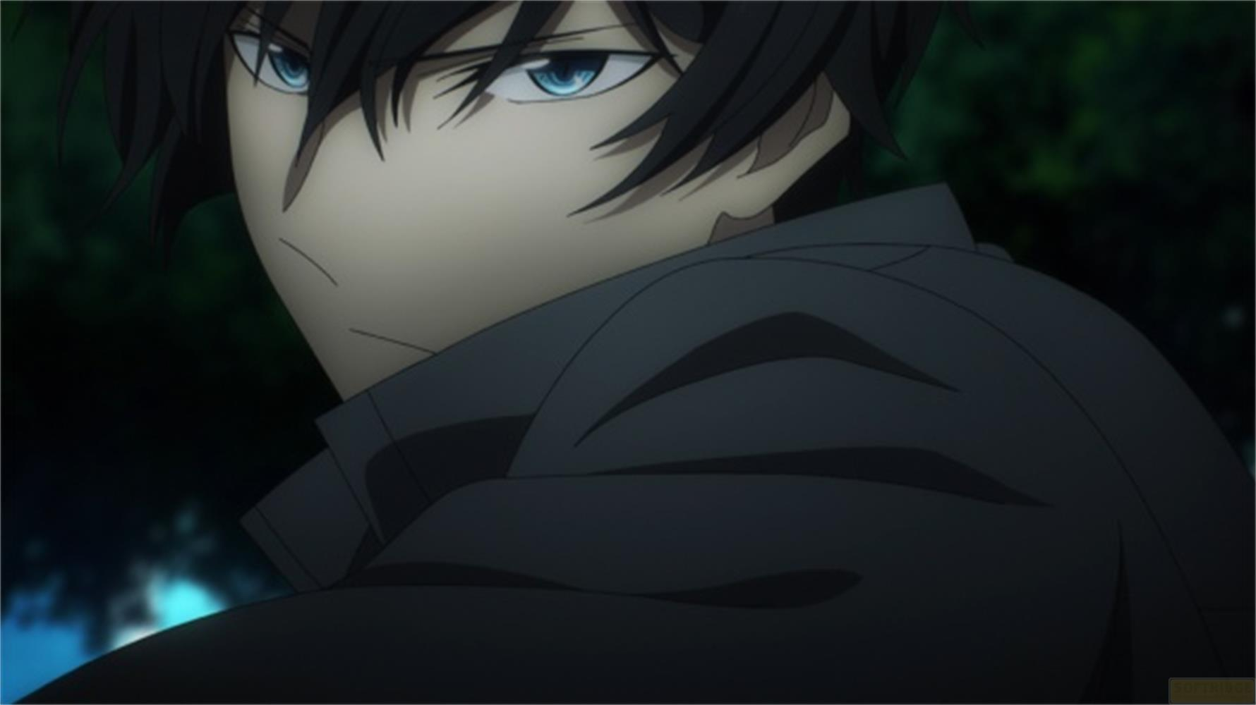 Ragazzo anime con capelli neri e occhi azzurri, vestito scuro.