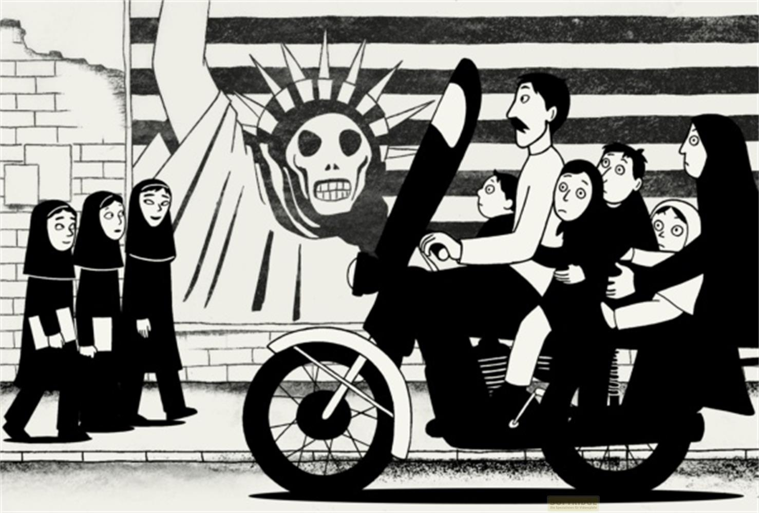 Ein Mann fährt mit seiner Familie auf einem Motorrad an einer Plakatwand mit einem Totenkopf in der Freiheitsstatuenkrone vorbei.