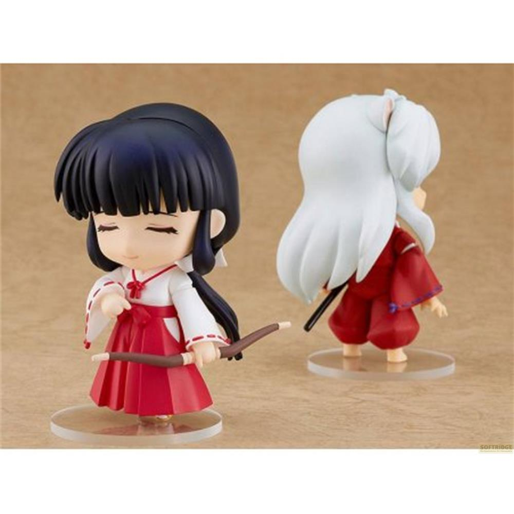Zwei Manga-Figuren: eine mit schwarzen Haaren und einem Bogen, eine mit weißen Haaren und einem roten Kimono.
