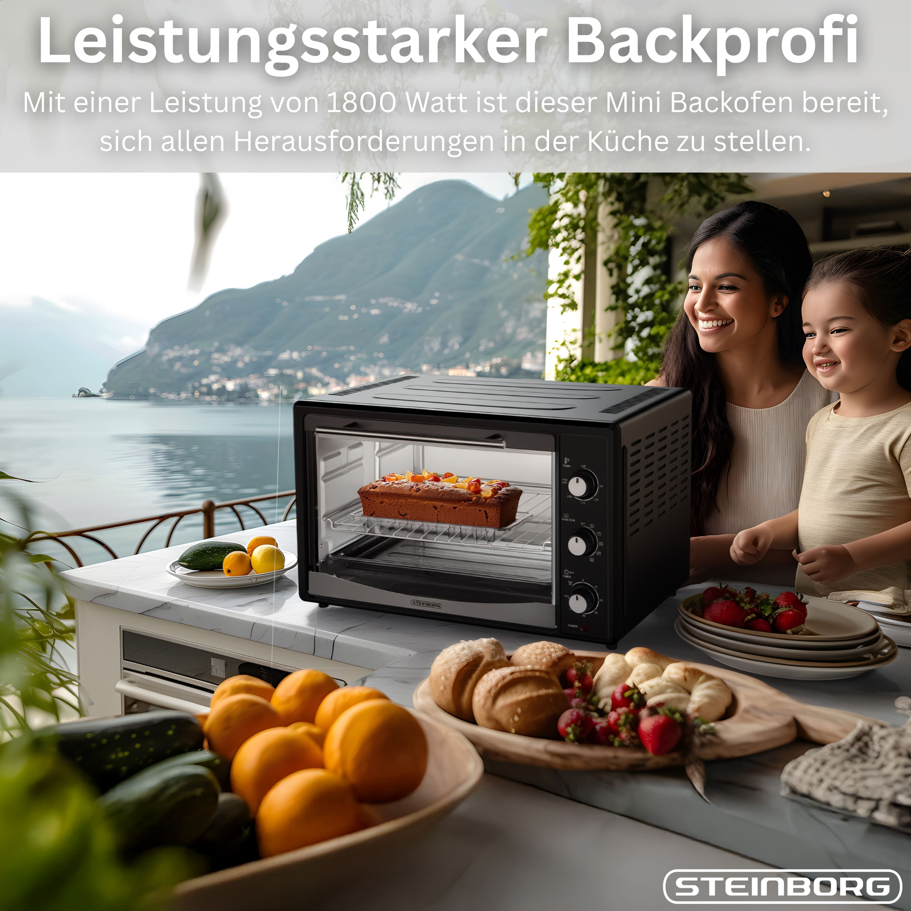 Ein Mini-Backofen auf einer Marmorarbeitsplatte mit Blick auf einen See und Berge.