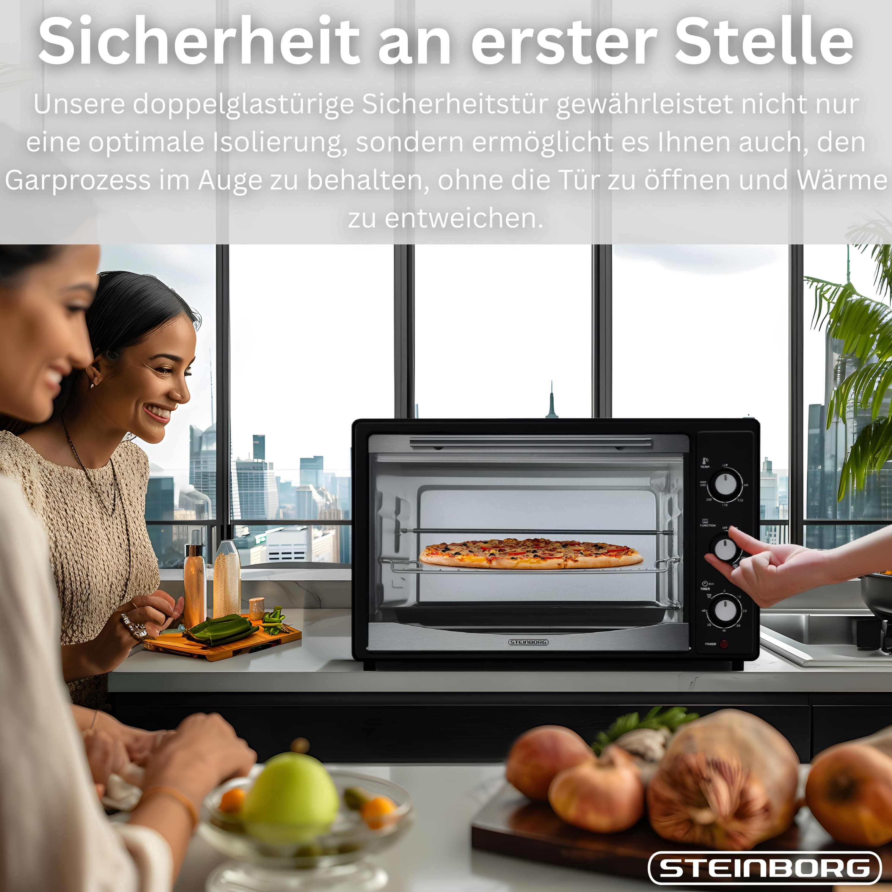 Zwei Frauen blicken auf einen Backofen mit Pizza. Ein Steinborg Logo ist unten rechts.