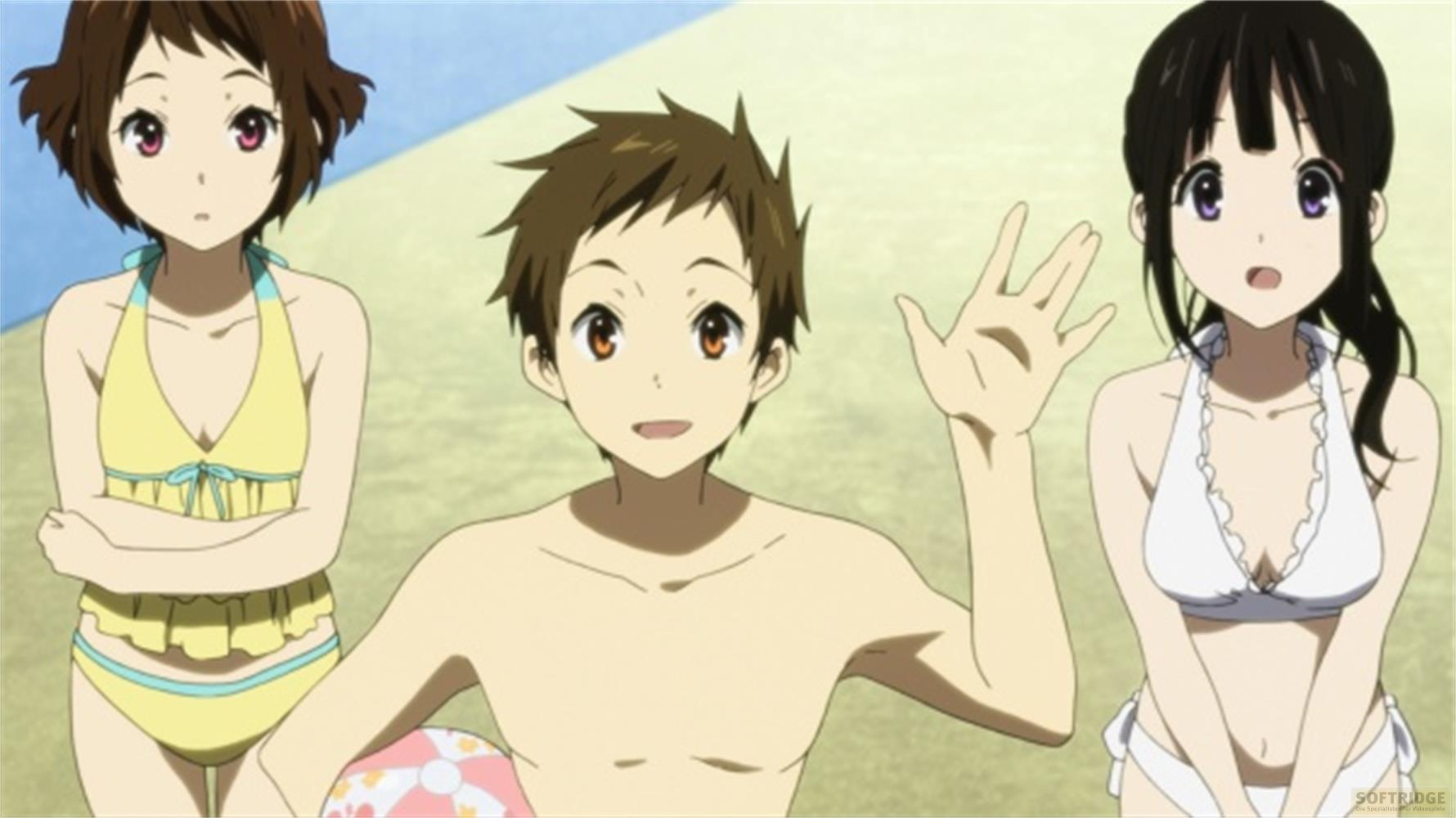 Tre personaggi anime in costume da bagno stanno sulla spiaggia. Un ragazzo saluta.