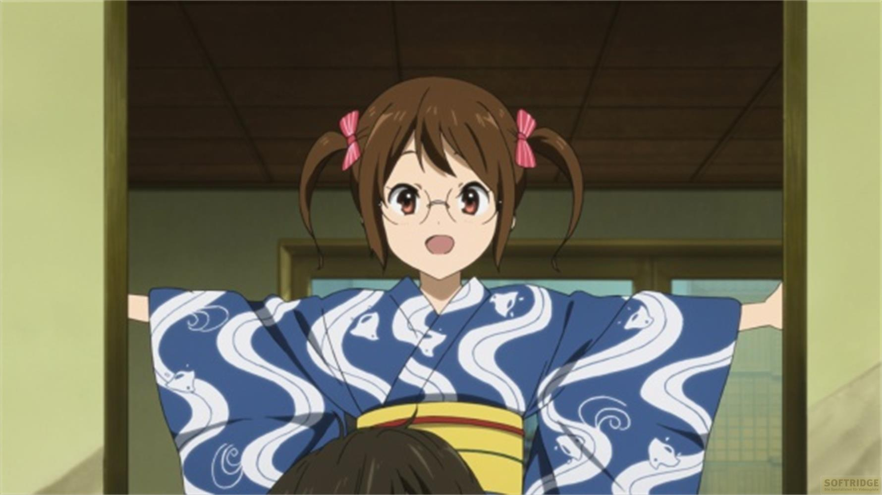 Ragazza anime con codini e occhiali indossa un kimono blu con onde bianche.
