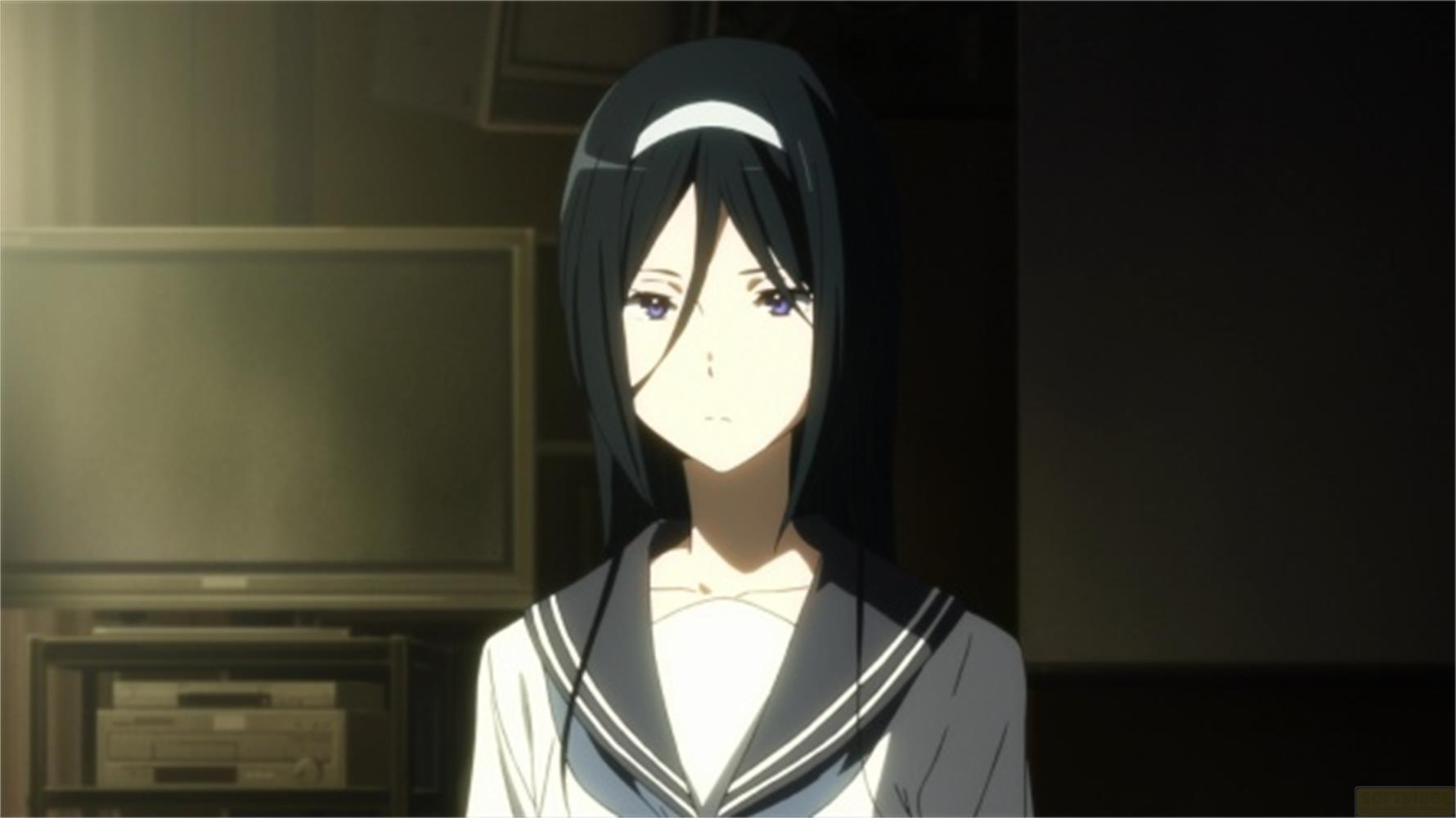Personaggio anime con lunghi capelli neri e fascia bianca, uniforme scolastica.