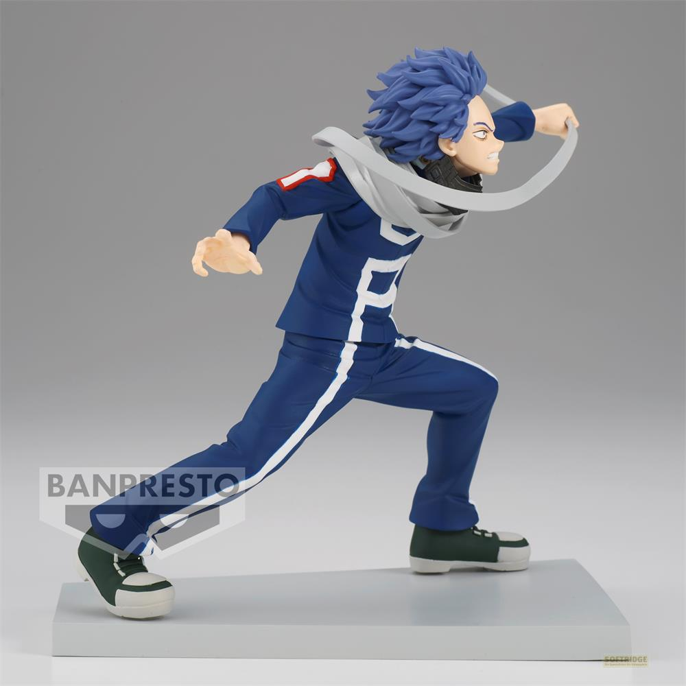 Un hombre de pelo azul con uniforme azul y bufanda blanca corre.