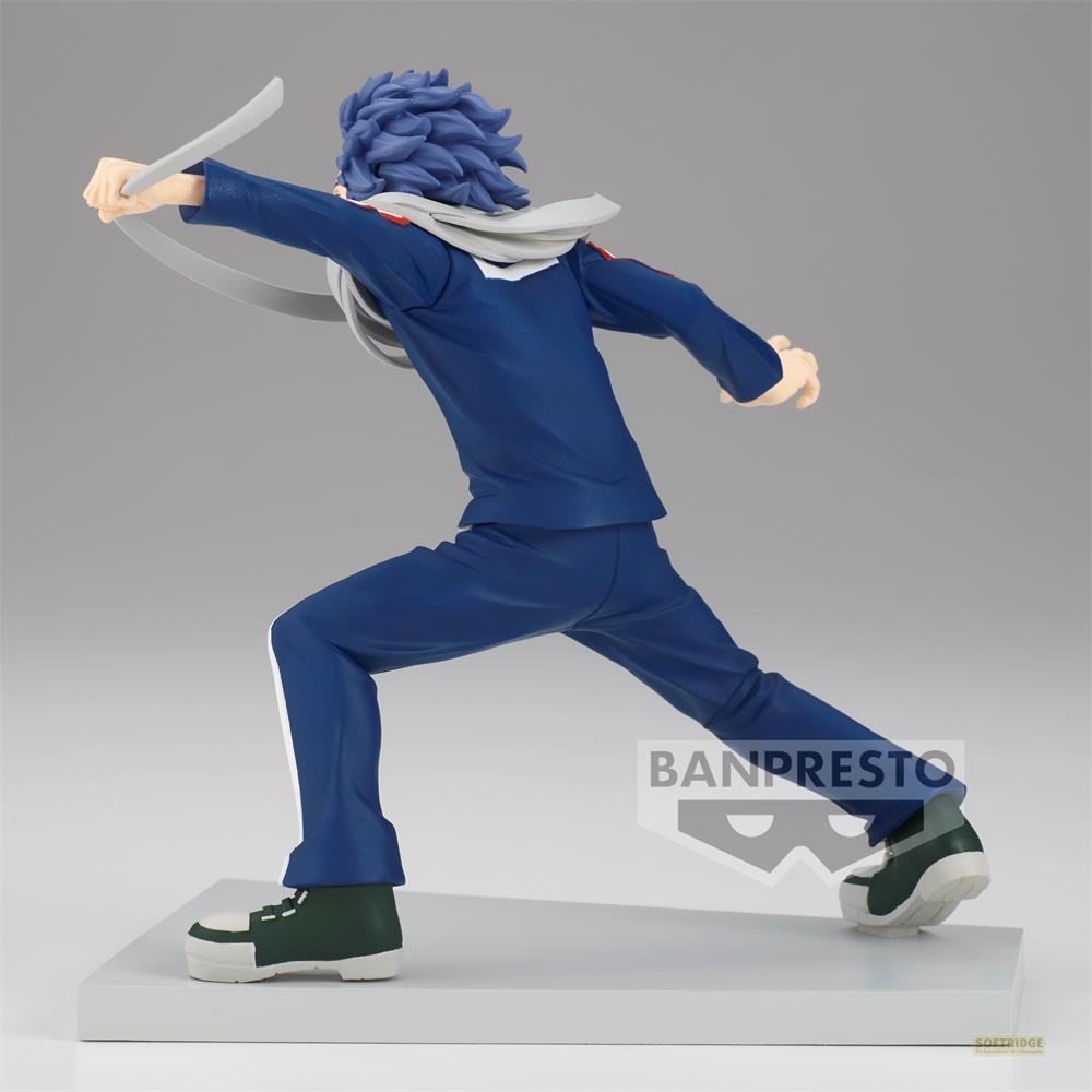 Figura de acción de cabello azul con traje azul sujetando dos espadas.