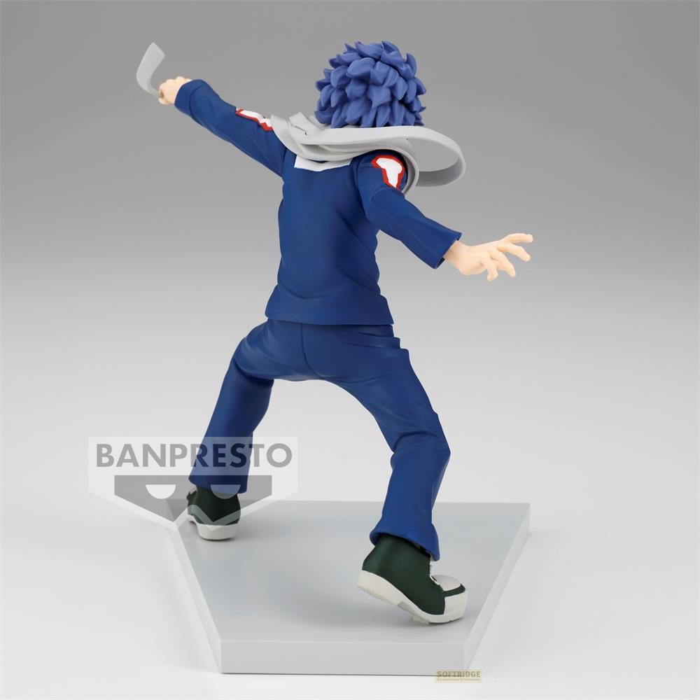 Una figura de ropa azul con pelo azul, que lleva una bufanda gris.