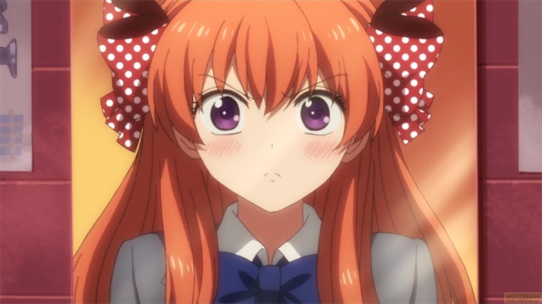 Ragazza anime con capelli arancioni, occhi viola e fiocchi a pois rossi.