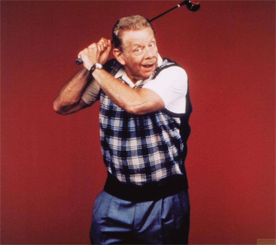Un uomo con gilet a quadri e pantaloni blu brandisce una mazza da golf.
