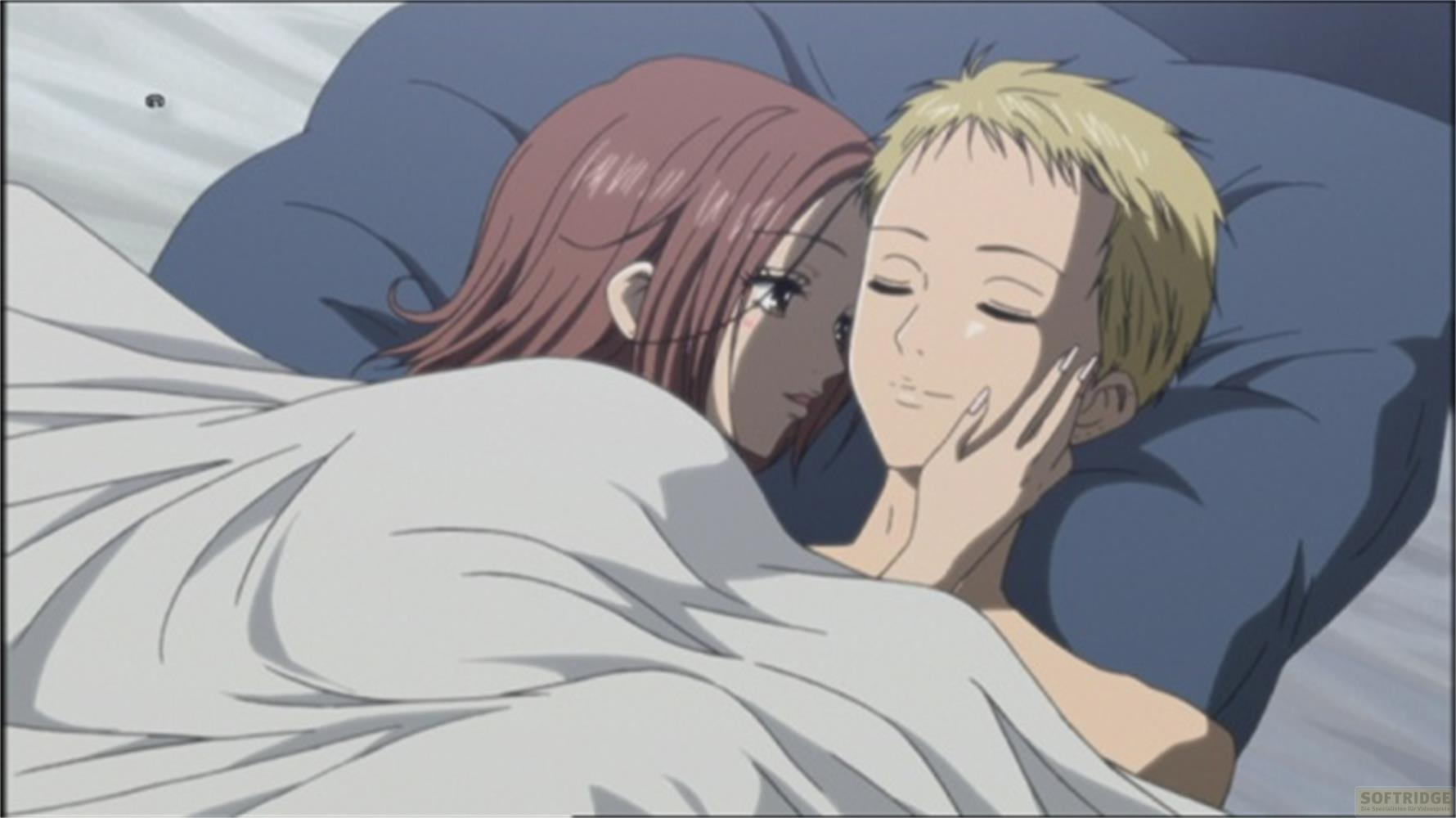 Due personaggi anime giacciono abbracciati sotto una coperta bianca.