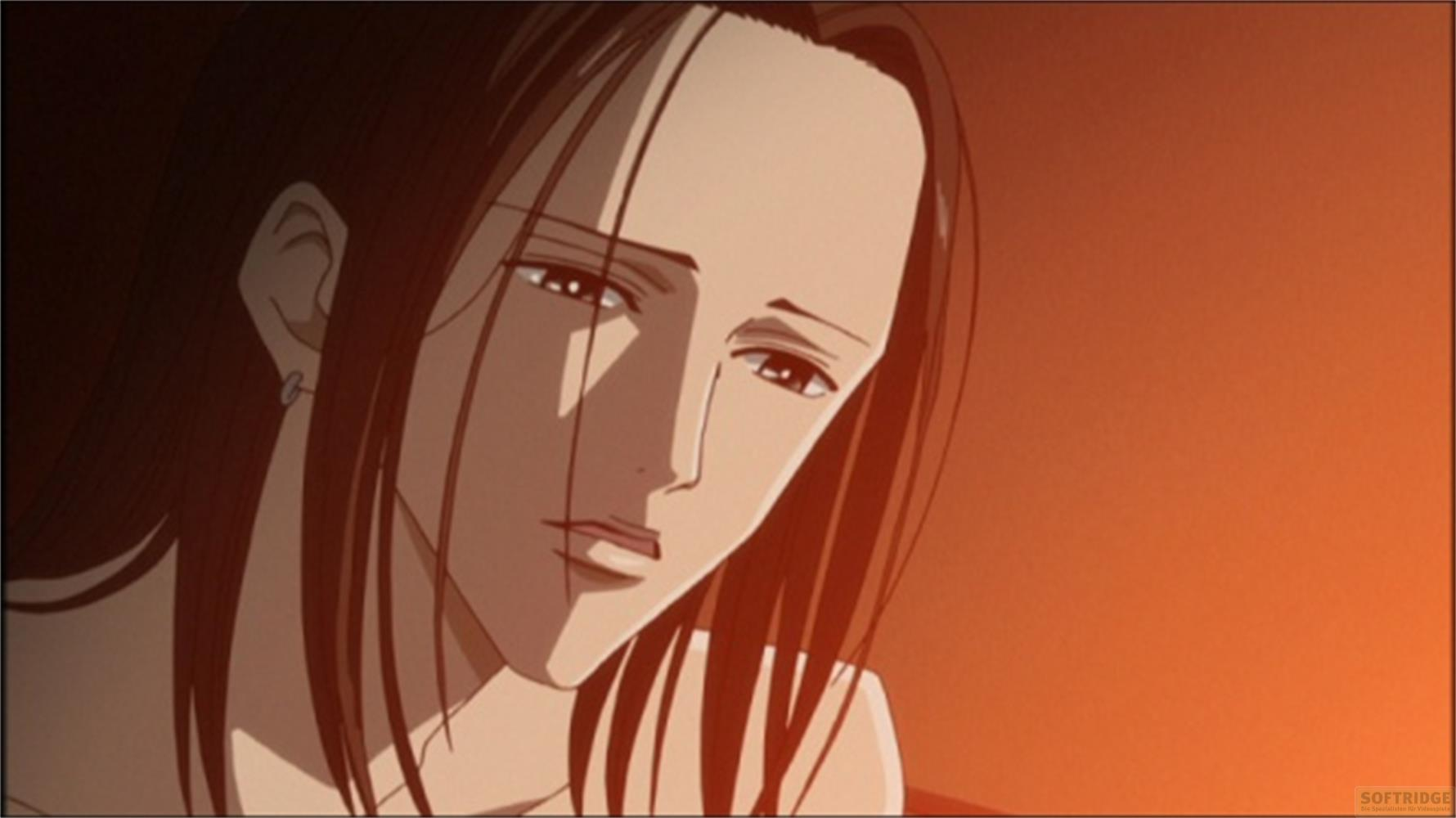 Ritratto anime di una donna pensierosa con lunghi capelli scuri e un orecchino.