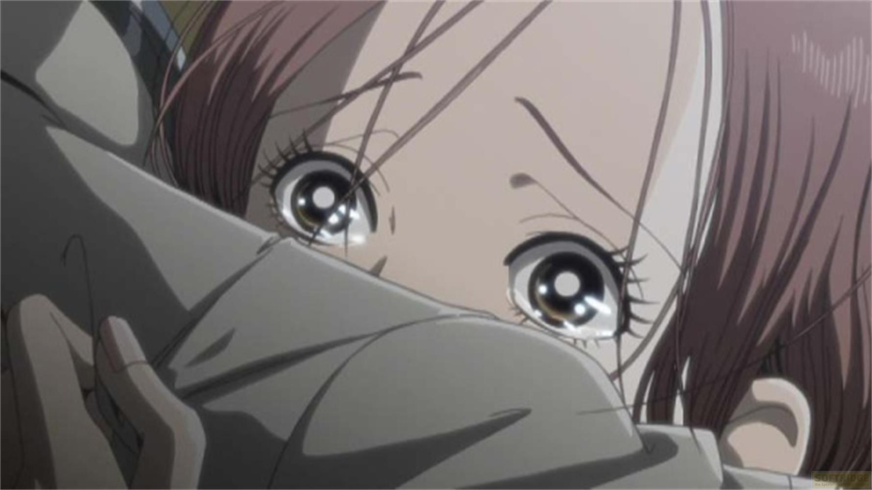 Primo piano di una ragazza anime con grandi occhi, che si nasconde dietro un tessuto grigio.