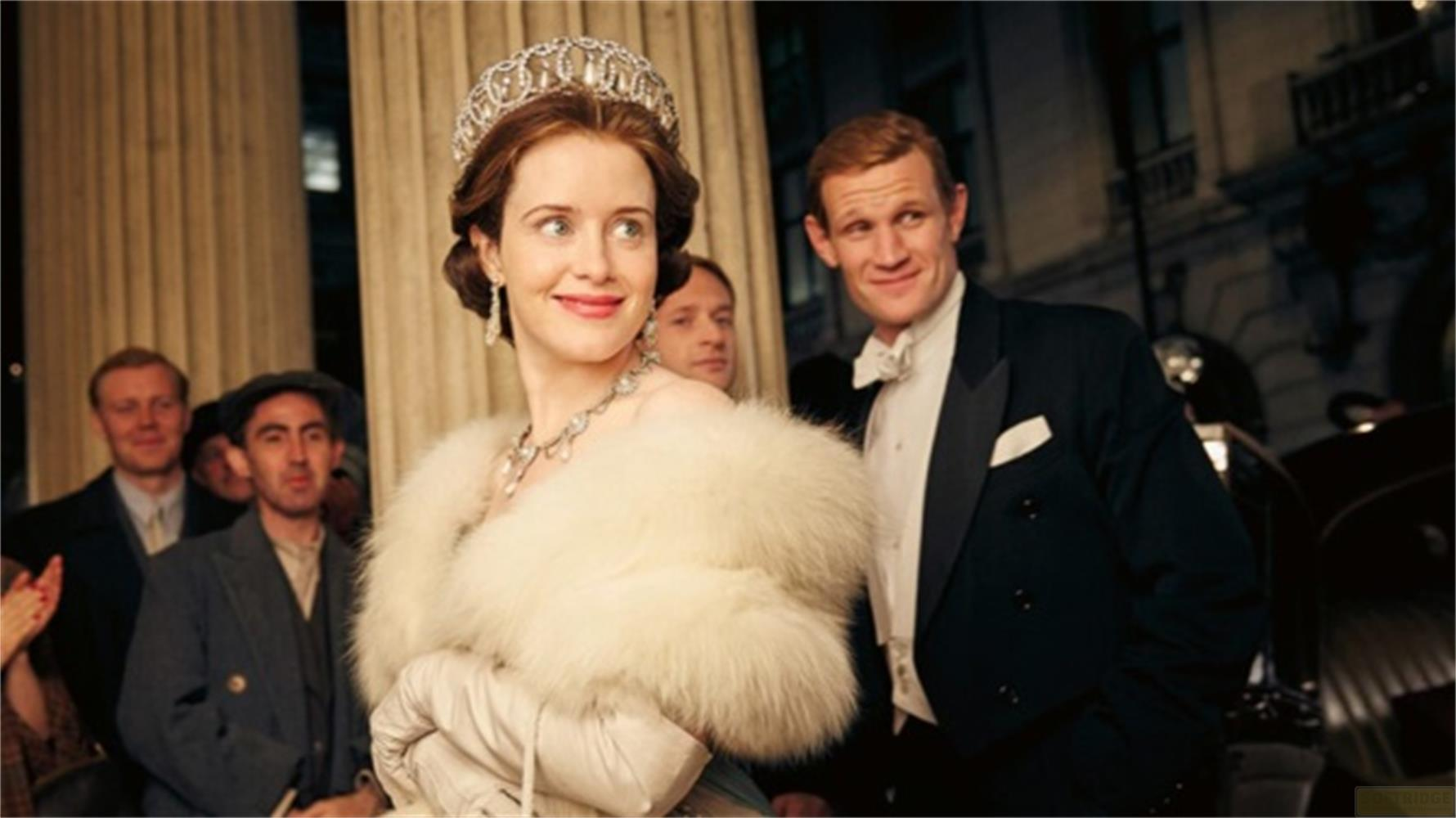 Regina con tiara, stola di pelliccia e uomo in smoking.