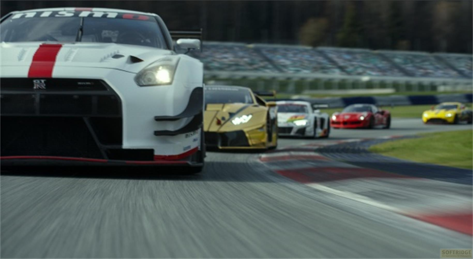 Auto da corsa su una pista, una Nissan GT-R bianca in primo piano a sinistra.