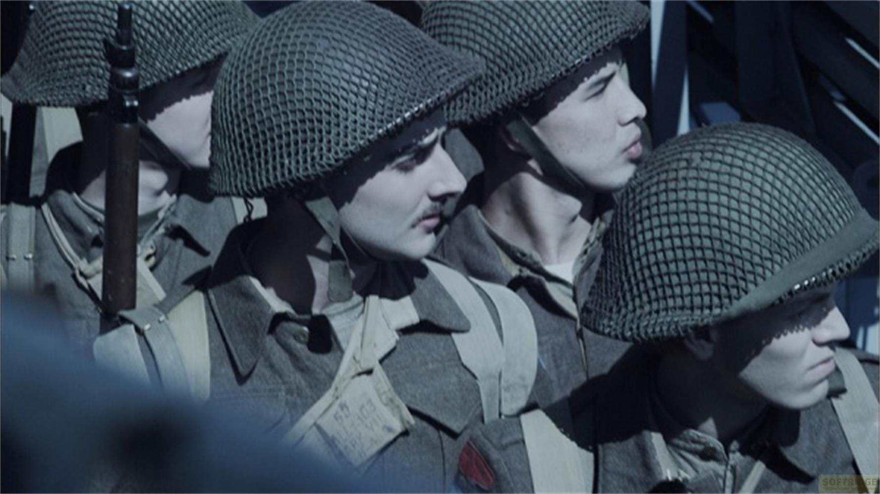 Soldaten in Uniformen und Helmen stehen dicht beieinander.