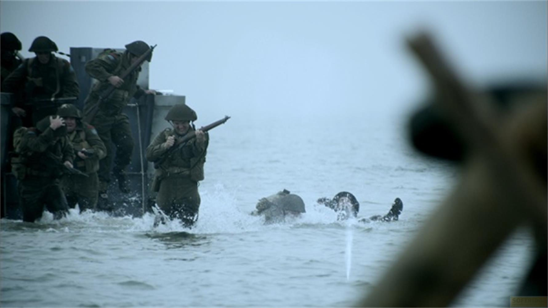 Soldaten steigen aus einem Boot ins Wasser, einer schwimmt.