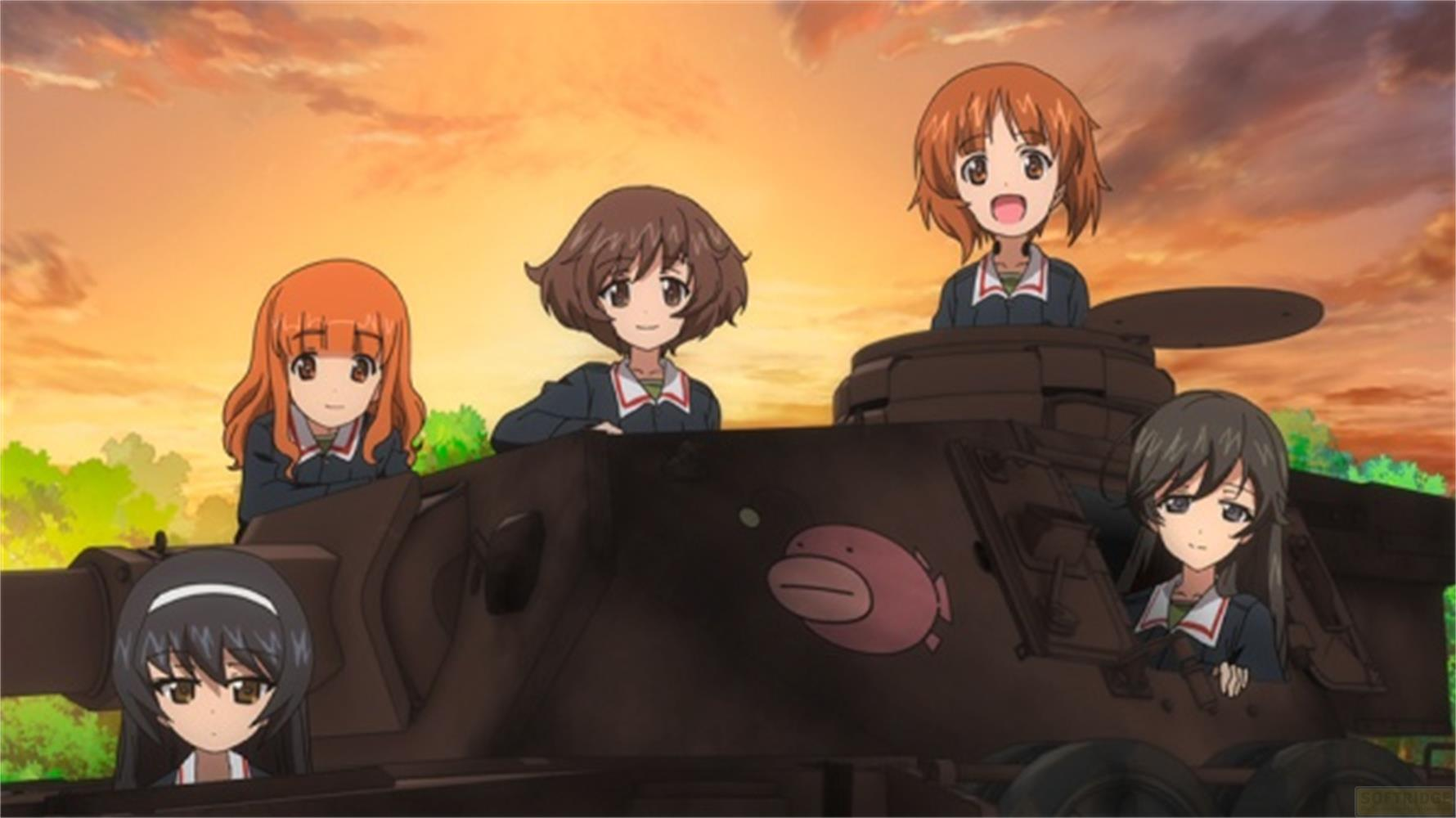 Cinque ragazze in uniforme militare su un carro armato con cielo al tramonto.