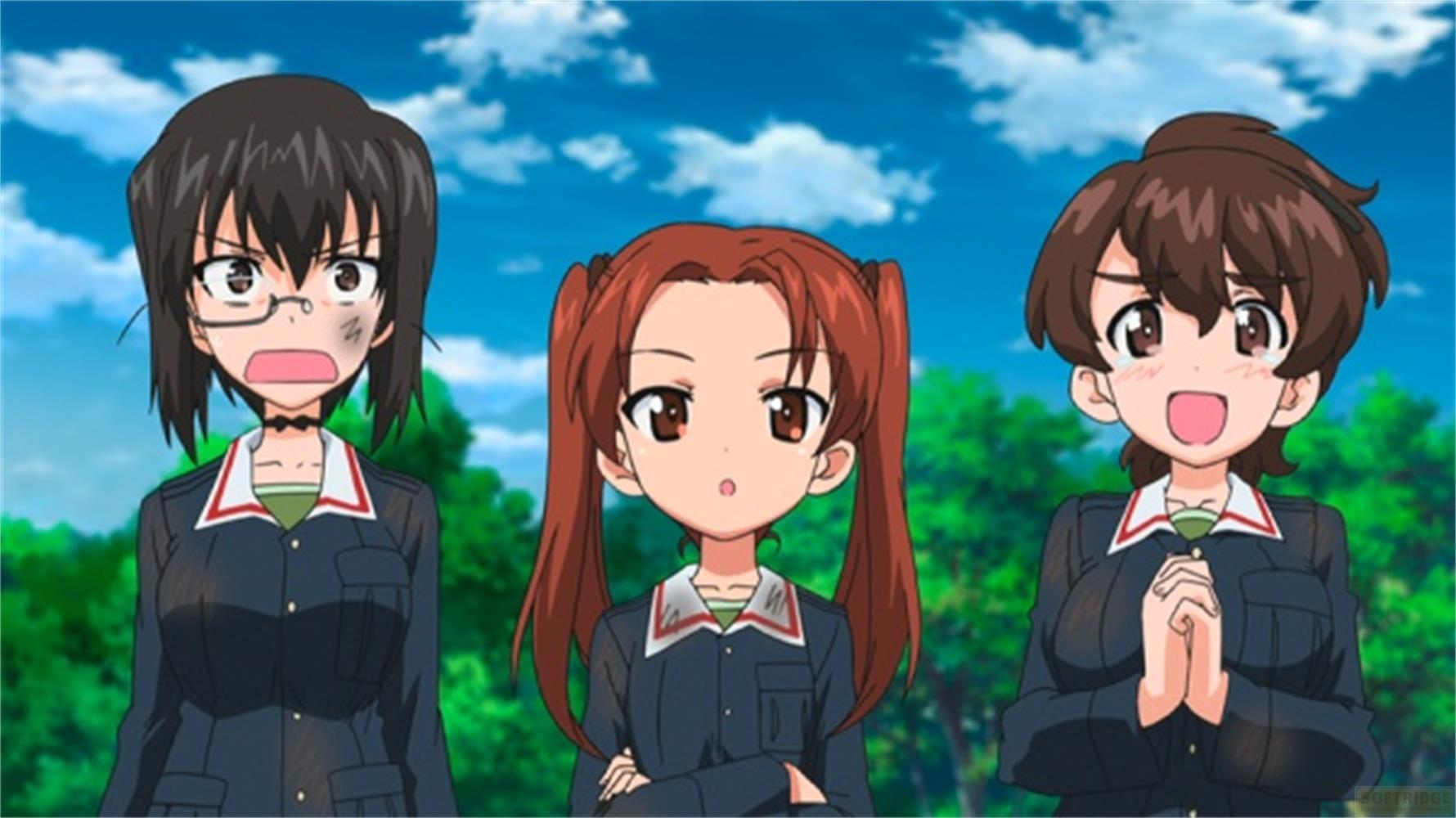 Tre ragazze anime in uniforme stanno davanti ad alberi e cielo blu.