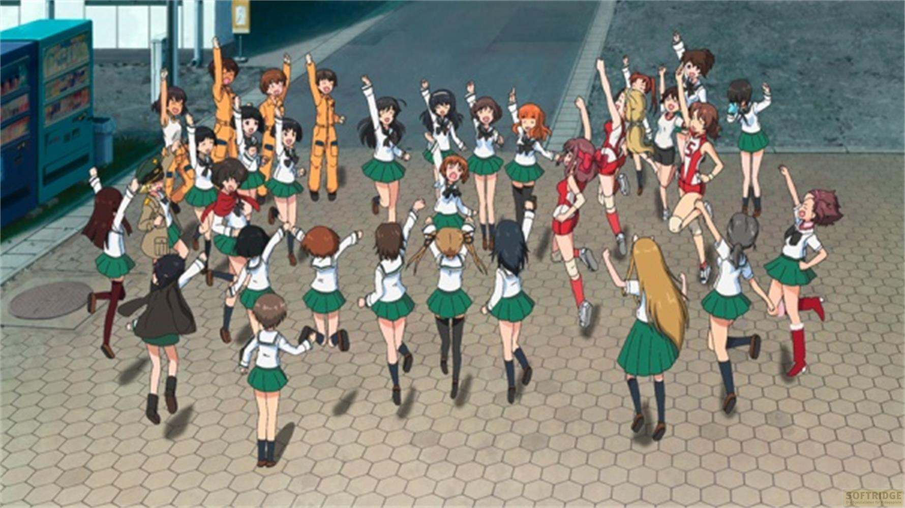 Un gruppo di ragazze in uniforme scolastica fa il tifo su un sentiero pavimentato.