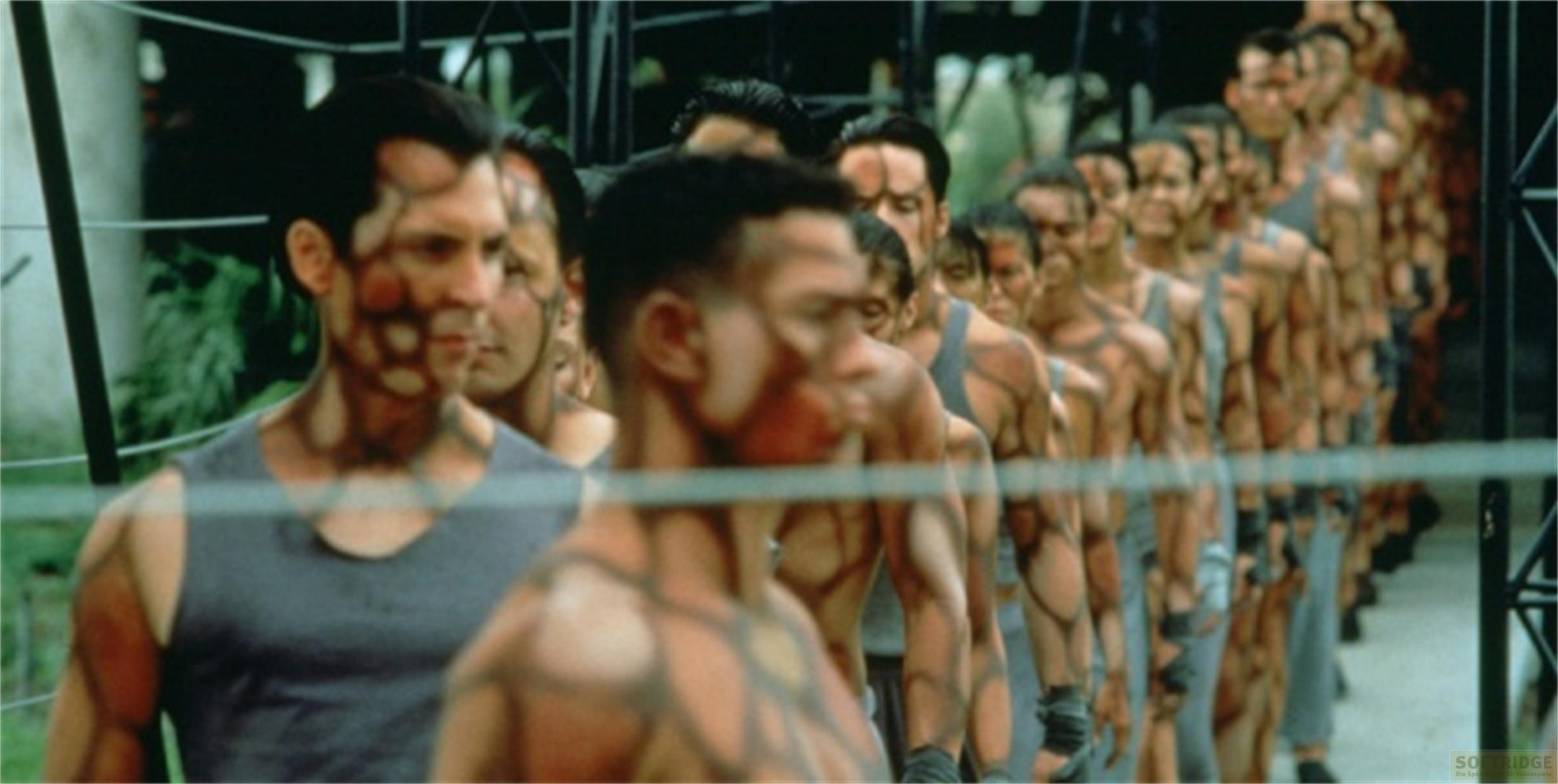 Una fila di uomini in canottiere e pantaloni marcia in formazione.