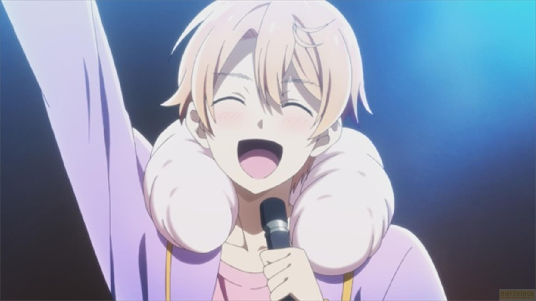 Un personaggio anime biondo canta al microfono, indossa una felpa viola.
