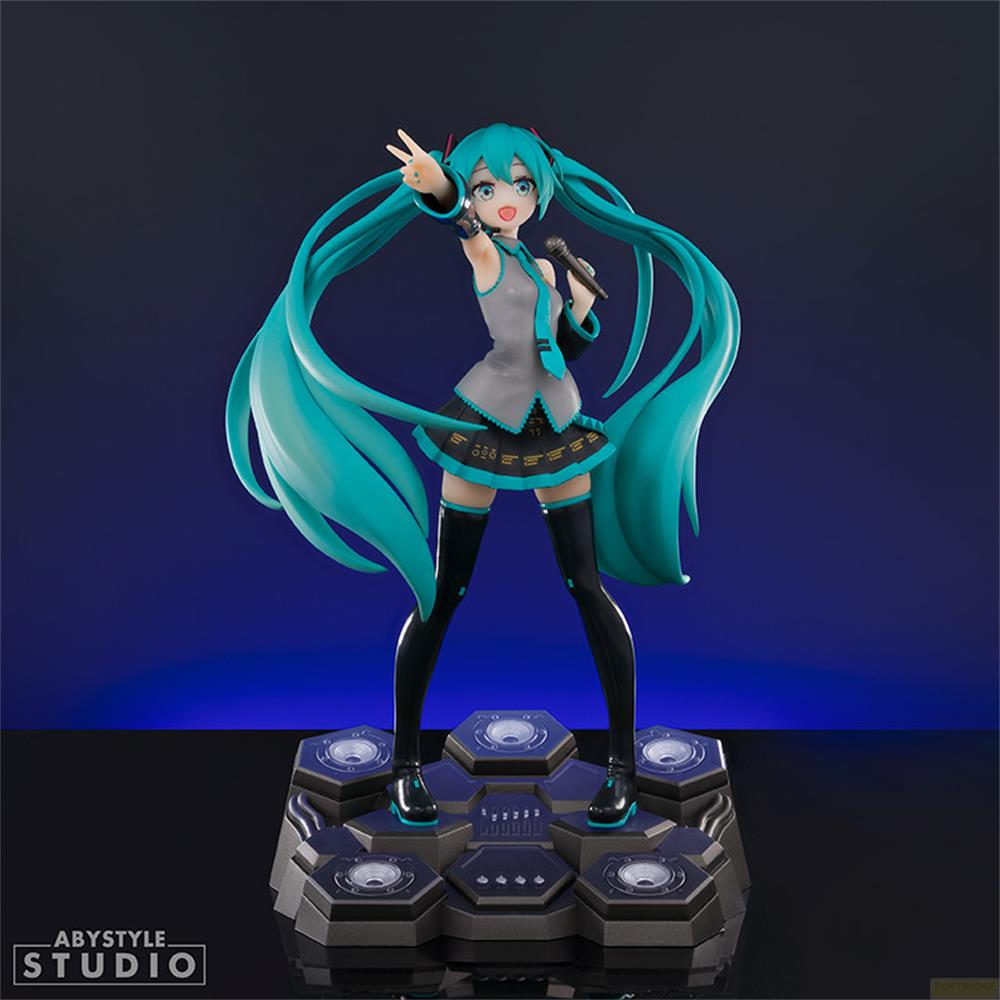 Eine Figur von Miku Hatsune mit türkisfarbenen Zöpfen, die singt.