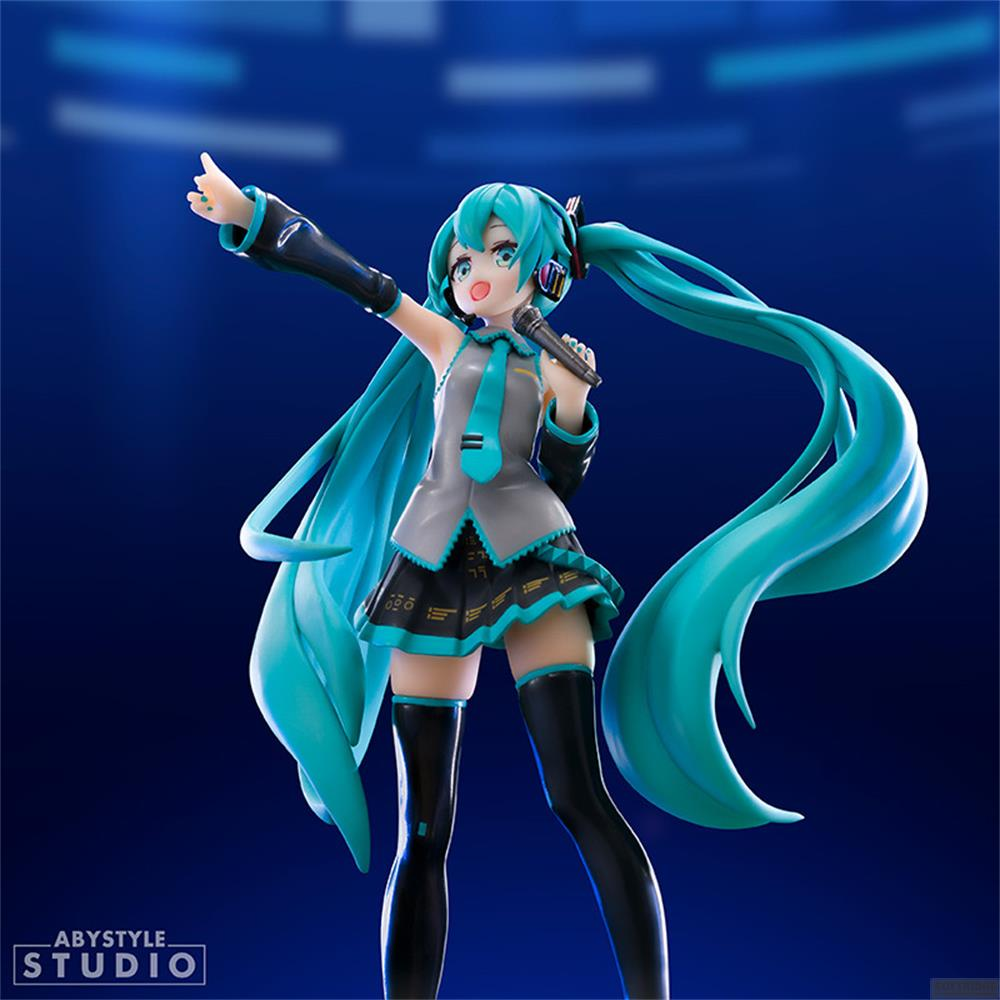 Figur von Miku Hatsune mit türkisfarbenen Haaren, die ein Mikrofon hält.