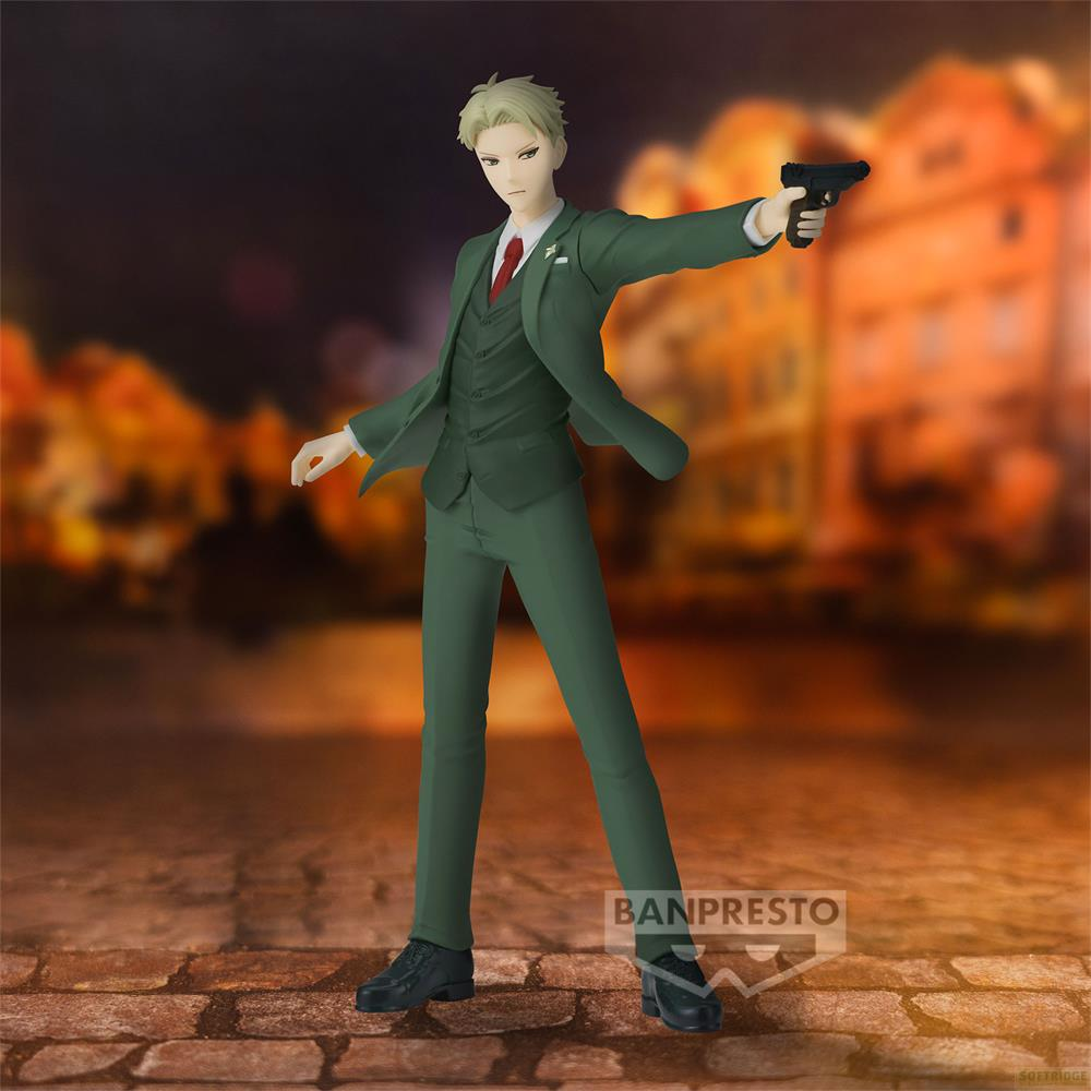 Una figura con traje verde, chaleco y corbata sostiene una pistola.