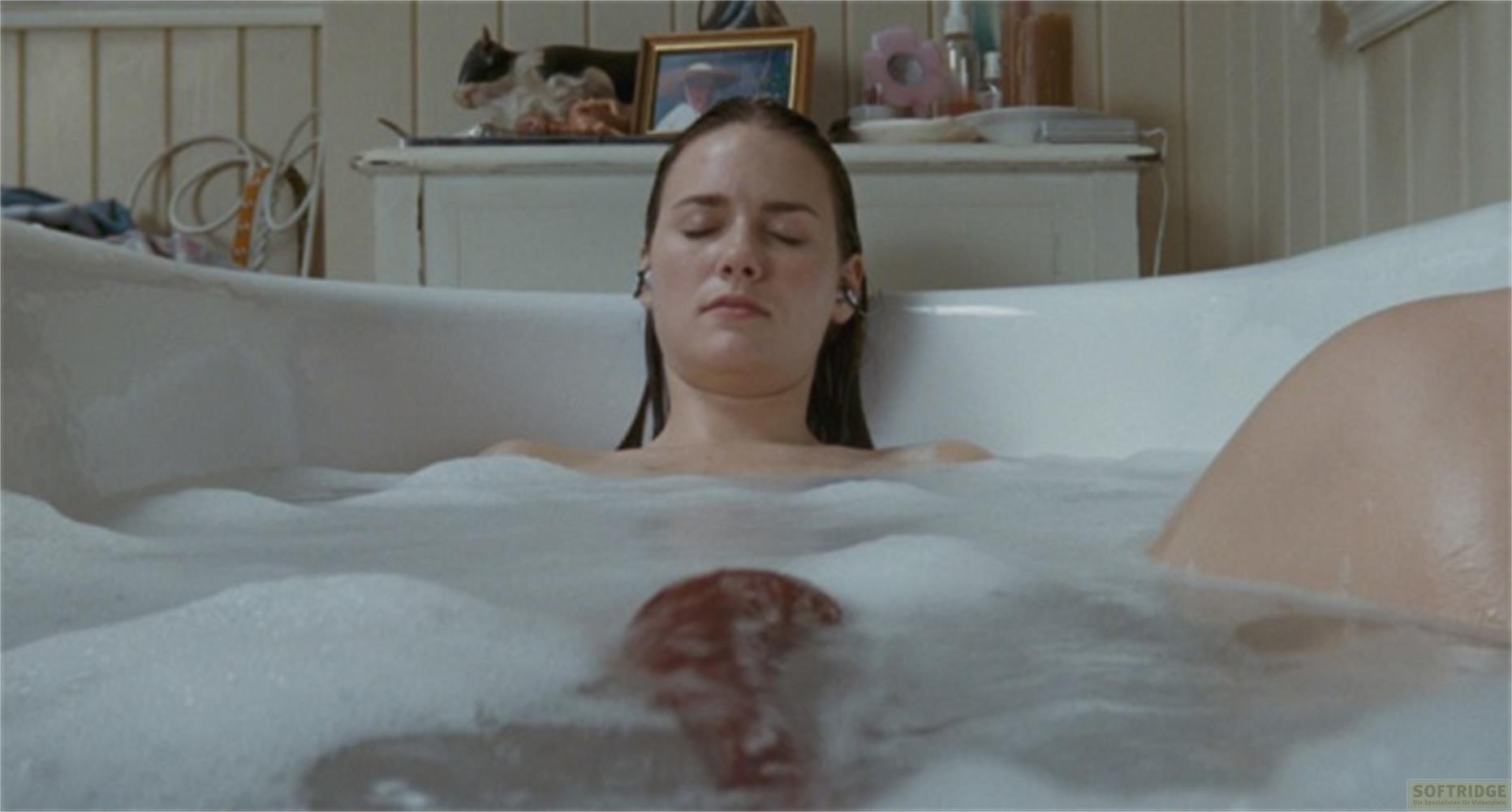 Une femme les yeux fermés se détend dans une baignoire remplie de mousse.