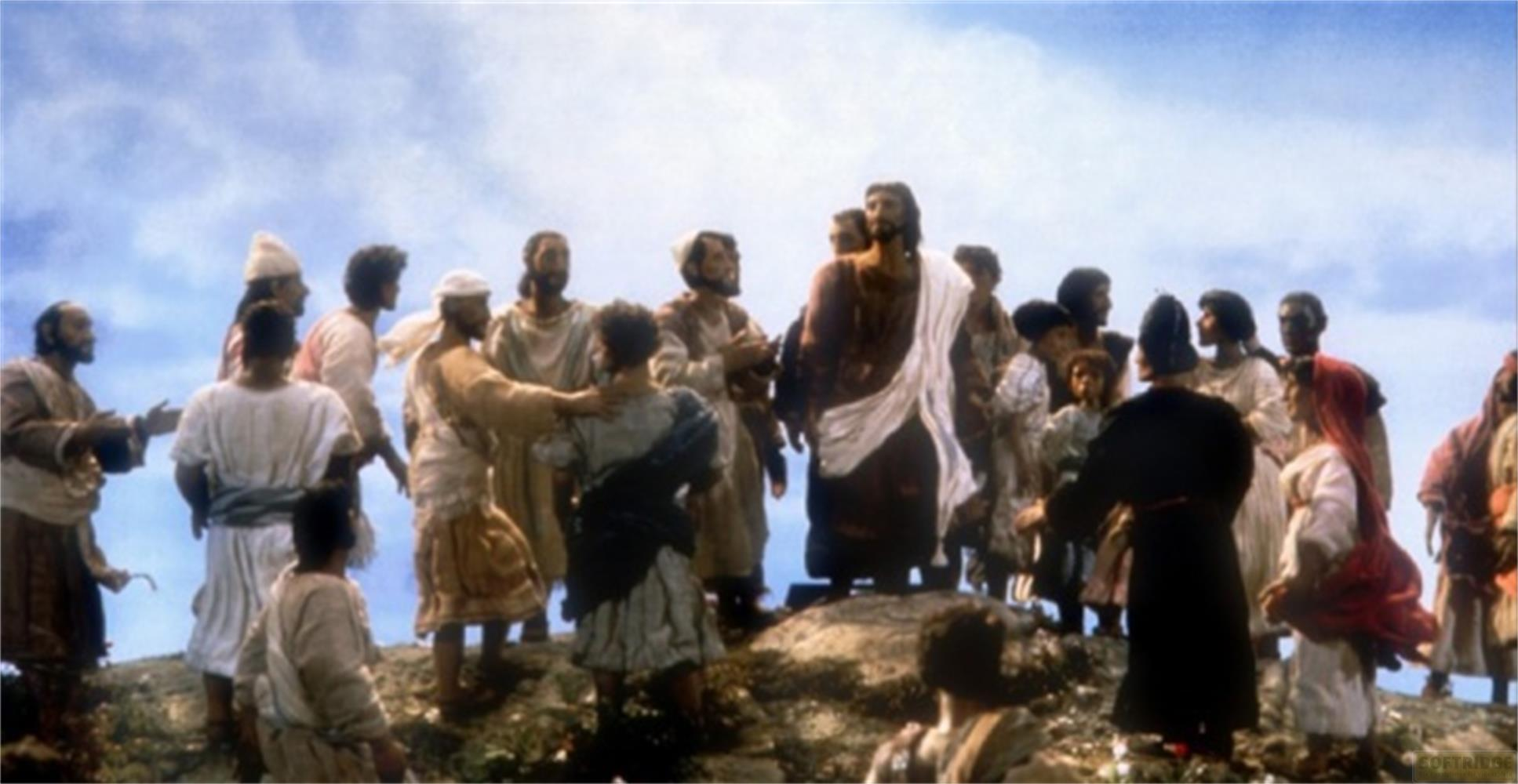 Jesus mit weißen Gewändern und einer Gruppe von Menschen unter blauem Himmel.