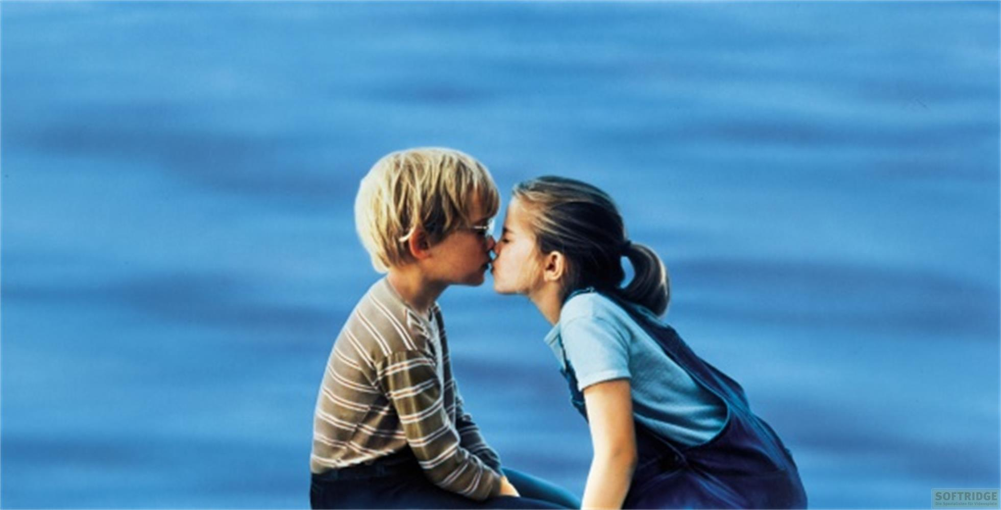 Due bambini si baciano su sfondo blu.