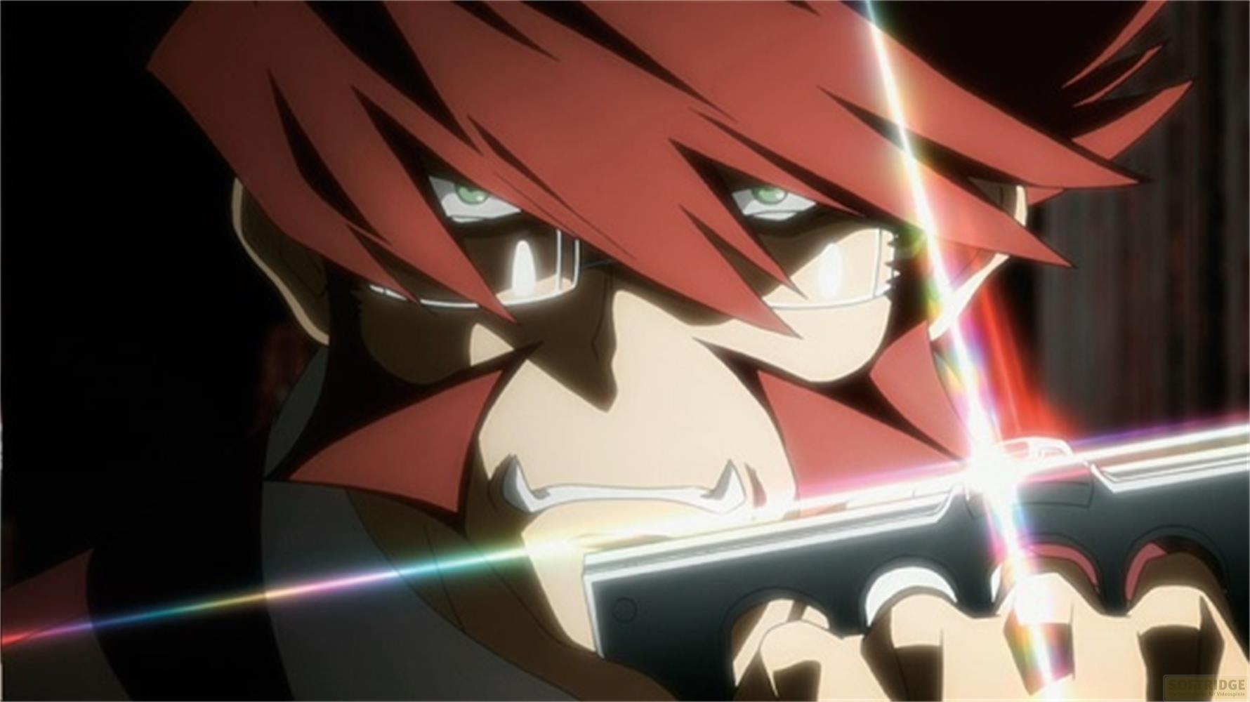 Personaggio anime con capelli rossi, occhiali e occhi verdi tiene un'arma.