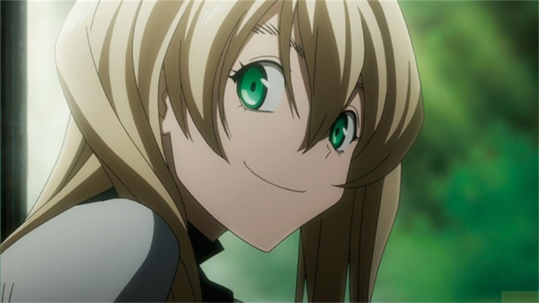 Ragazza anime con capelli biondi e occhi verdi sorride.