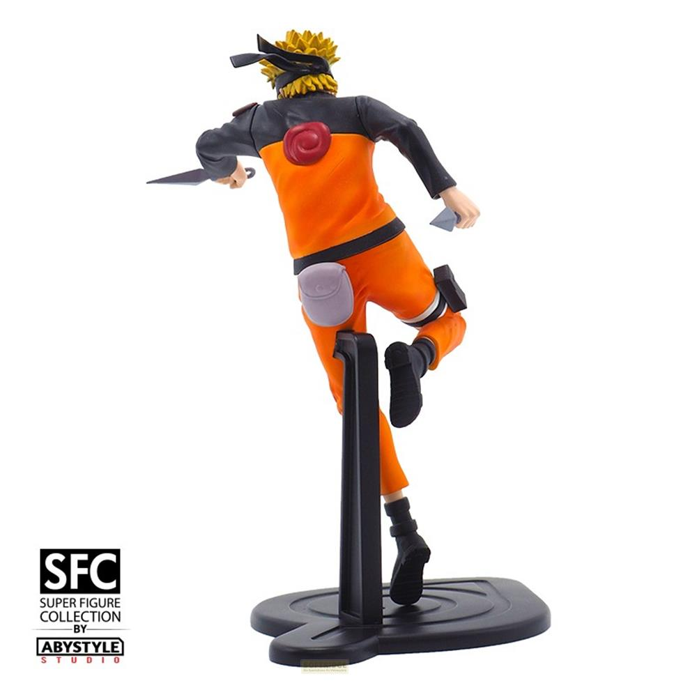 Naruto-Figur in Aktion mit Kunai-Messern, trägt orangefarbene Kleidung und schwarze Jacke.