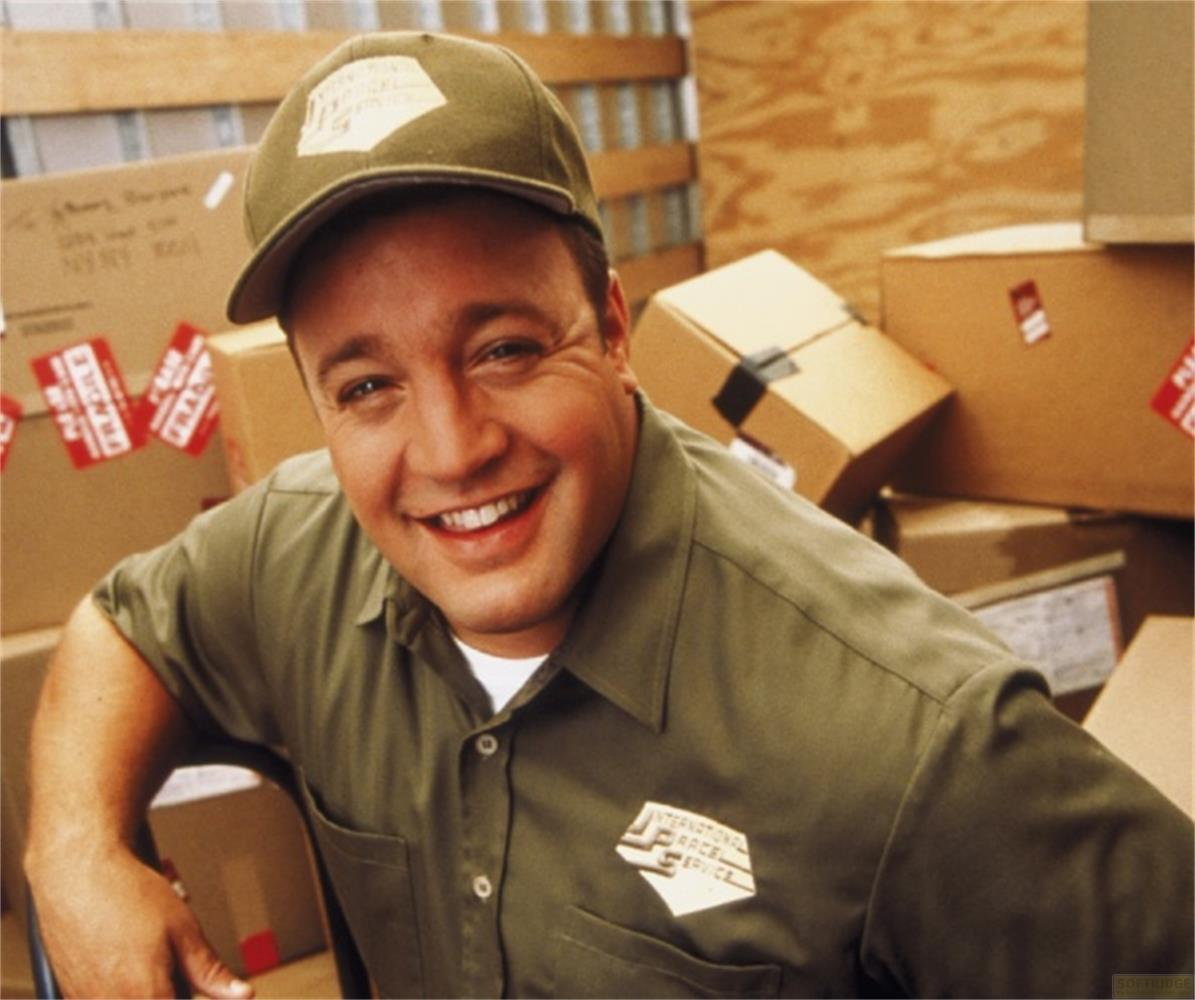 Un uomo sorridente in uniforme è circondato da scatole in un magazzino.